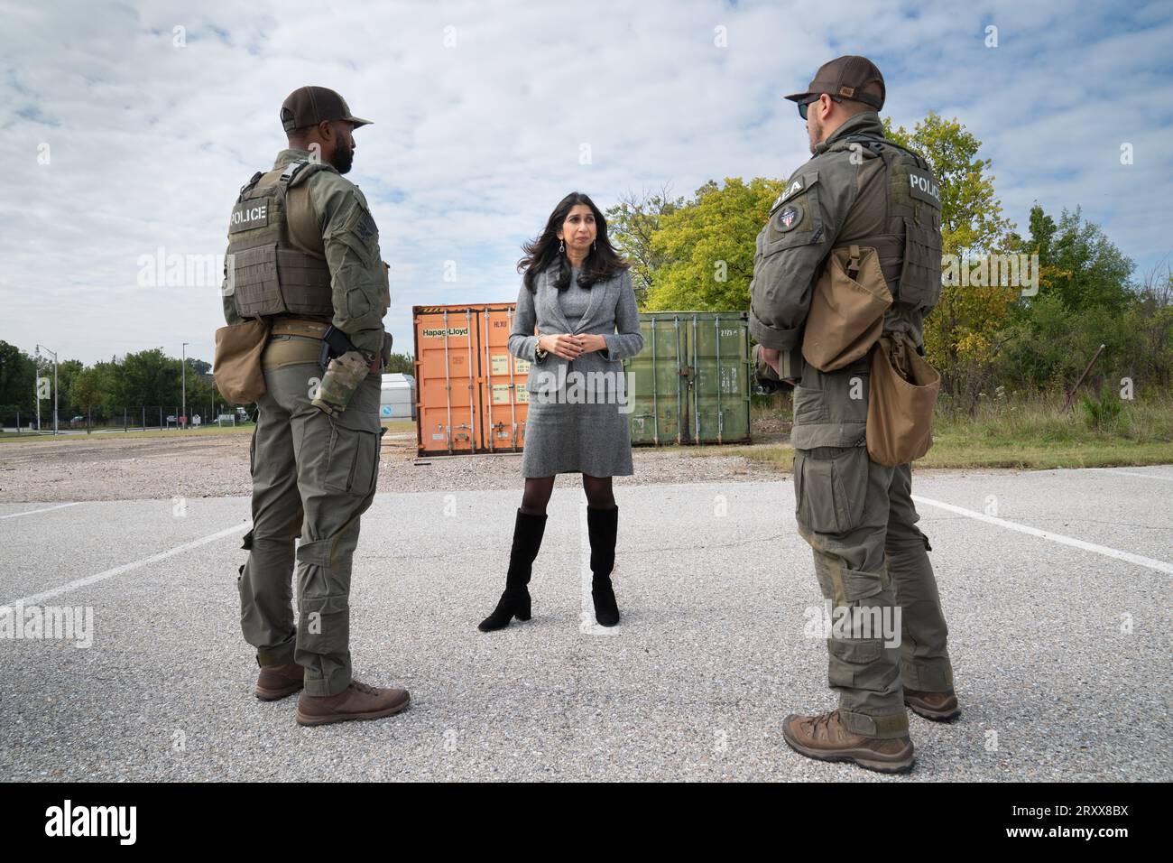 Die Innenministerin Suella Braverman spricht während ihres dreitägigen Besuchs in den USA mit Drogenbehörden während eines Besuchs der DEA (Drug Enforcement Administration) in Baltimore, Maryland, um zu erfahren, wie sie die Opioidkrise bewältigen. Bilddatum: Mittwoch, 27. September 2023. Stockfoto