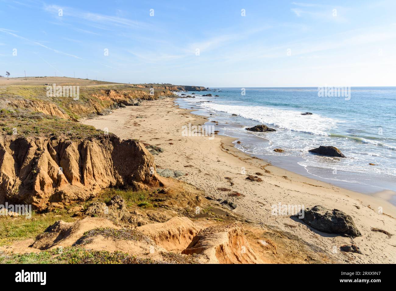 Blick auf die schroffe Küste Kaliforniens an einem sonnigen Herbsttag. Die California State Route One liegt auf den Klippen. Stockfoto