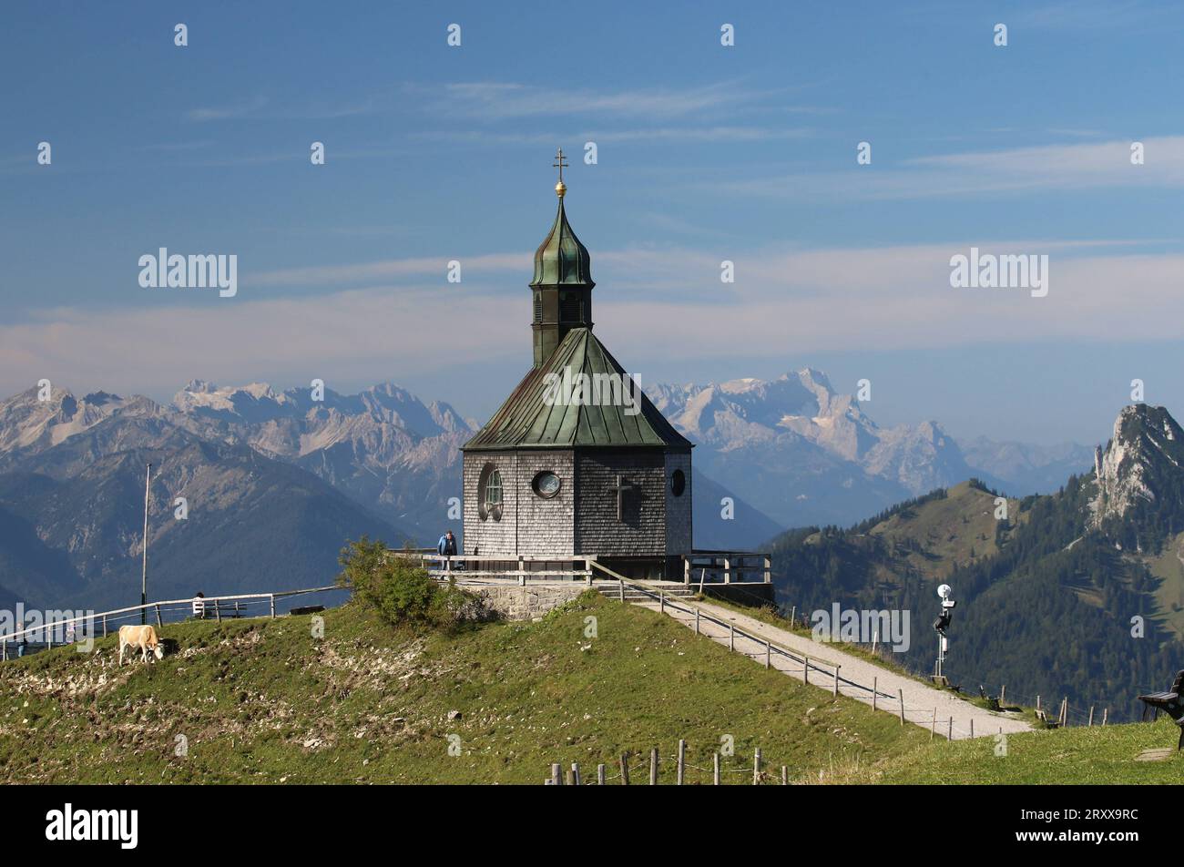 Wallberg, Bayern, Deutschland 27. September 2023: Hier der Blick von der Bergstation der Wallbergbahn auf das bekannte Kirchlein, Kapelle heilig Kreuz, Fotomotiv, Tourismus, wandern, spazieren, Ausblick, Panorama, Rottach-Egern, Touristen, links das Karwendel, rechts die Zugspitze *** Wallberg, Bayern, Deutschland 27. September 2023 hier der Blick von der Bergstation der Wallbergbahn auf die berühmte kleine Kirche, Kapelle Heiliges Kreuz, Fotomotiv, Tourismus, Wandern, Wandern, Aussicht, Panorama, Rottach Egern, Touristen, links das Karwendel, rechts die Zugspitze Stockfoto