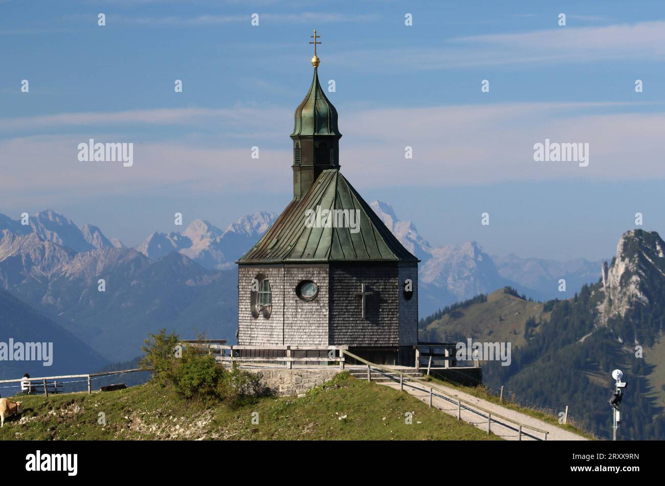 Wallberg, Bayern, Deutschland 27. September 2023: Hier der Blick von der Bergstation der Wallbergbahn auf das bekannte Kirchlein, Kapelle heilig Kreuz, Fotomotiv, Tourismus, wandern, spazieren, Ausblick, Panorama, Rottach-Egern, Touristen, links das Karwendel, rechts die Zugspitze *** Wallberg, Bayern, Deutschland 27. September 2023 hier der Blick von der Bergstation der Wallbergbahn auf die berühmte kleine Kirche, Kapelle Heiliges Kreuz, Fotomotiv, Tourismus, Wandern, Wandern, Aussicht, Panorama, Rottach Egern, Touristen, links das Karwendel, rechts die Zugspitze Stockfoto