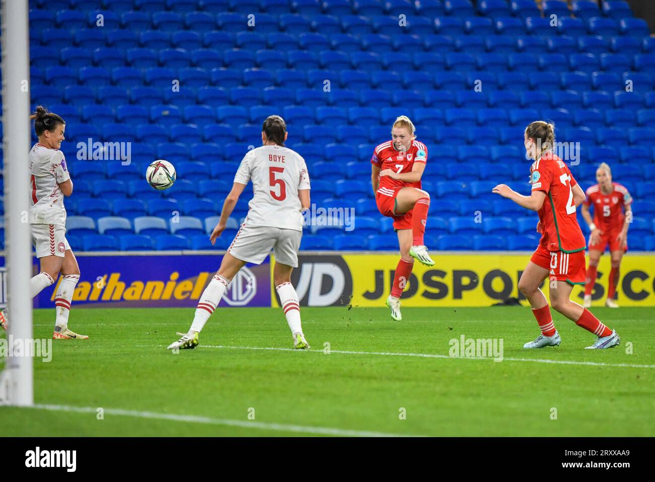 Cardiff, Wales. 26. September 2023. Ceri Holland of Wales trifft beim Spiel der UEFA Women's Nations League zwischen Wales und Dänemark am 26. September 2023 im Cardiff City Stadium in Cardiff, Wales, Großbritannien, das Tor. Quelle: Duncan Thomas/Majestic Media. Stockfoto