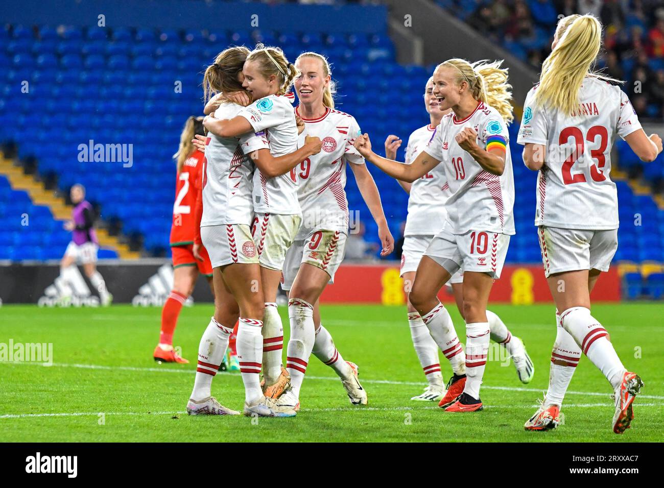 Cardiff, Wales. 26. September 2023. Frederikke Thøgersen aus Dänemark wird von ihren Teamkollegen gratuliert, nachdem sie am 26. September 2023 im Cardiff City Stadium in Cardiff, Wales, UK, das dritte Tor ihrer Mannschaft beim Spiel der UEFA Women's Nations League zwischen Wales und Dänemark erzielt hat. Quelle: Duncan Thomas/Majestic Media. Stockfoto