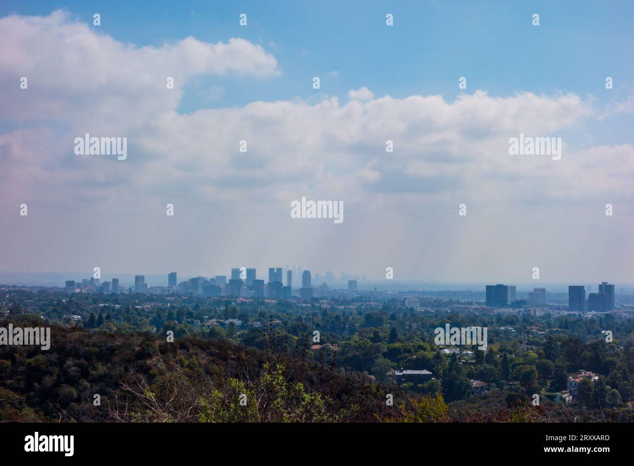 Blick auf die Inspiration Point Loop im will Rogers Historical Park in Santa Monica, kalifornien. Blick auf den pazifik und die Innenstadt von Los Stockfoto