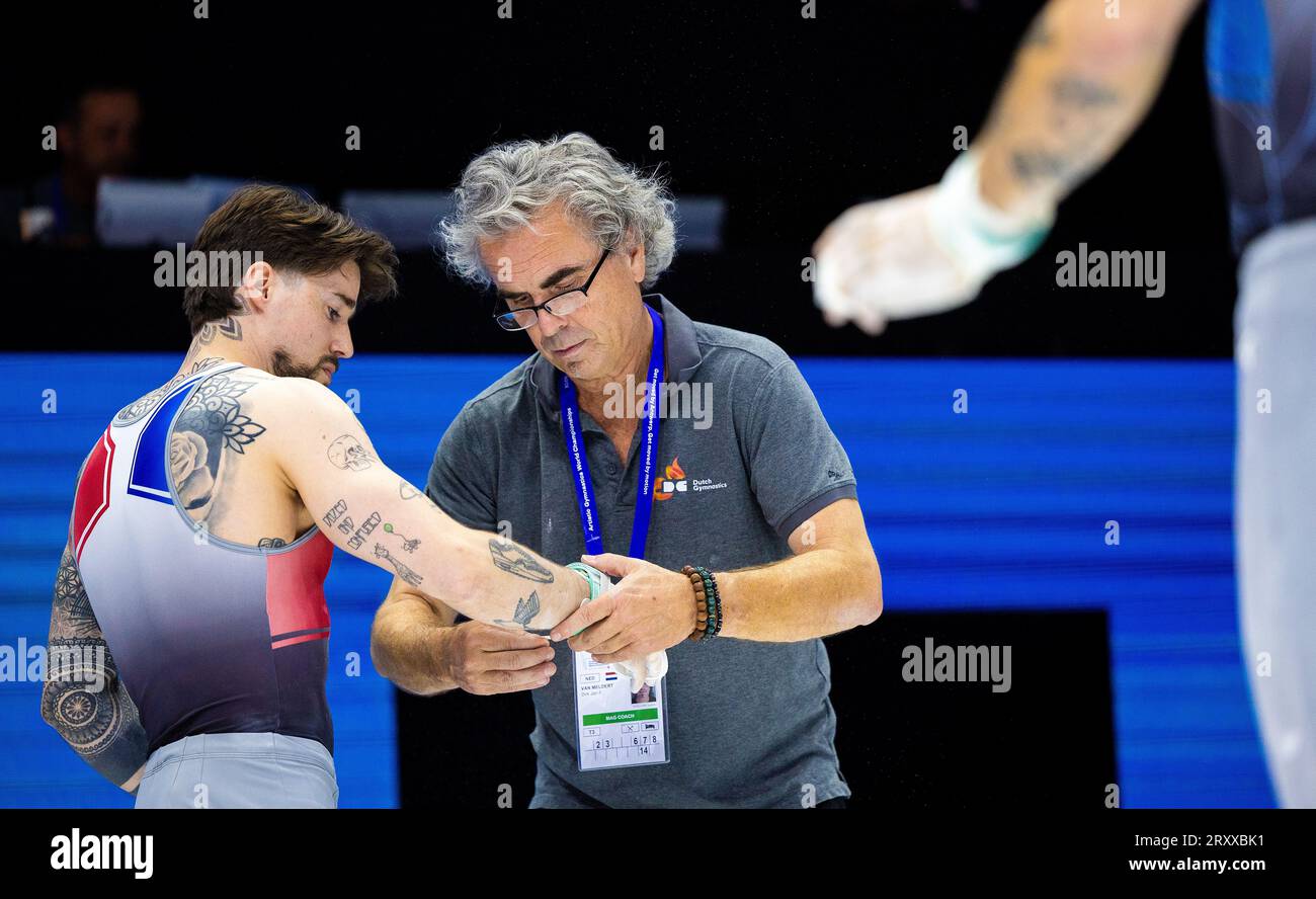 ANTWERPEN - Gymnast Casimir Schmidt bereitet sich mit Trainer Dirk van Meldert auf die Weltmeisterschaften im Kunstturnen in Antwerpen vor. ANP IRIS VAN DEN BROEK Stockfoto