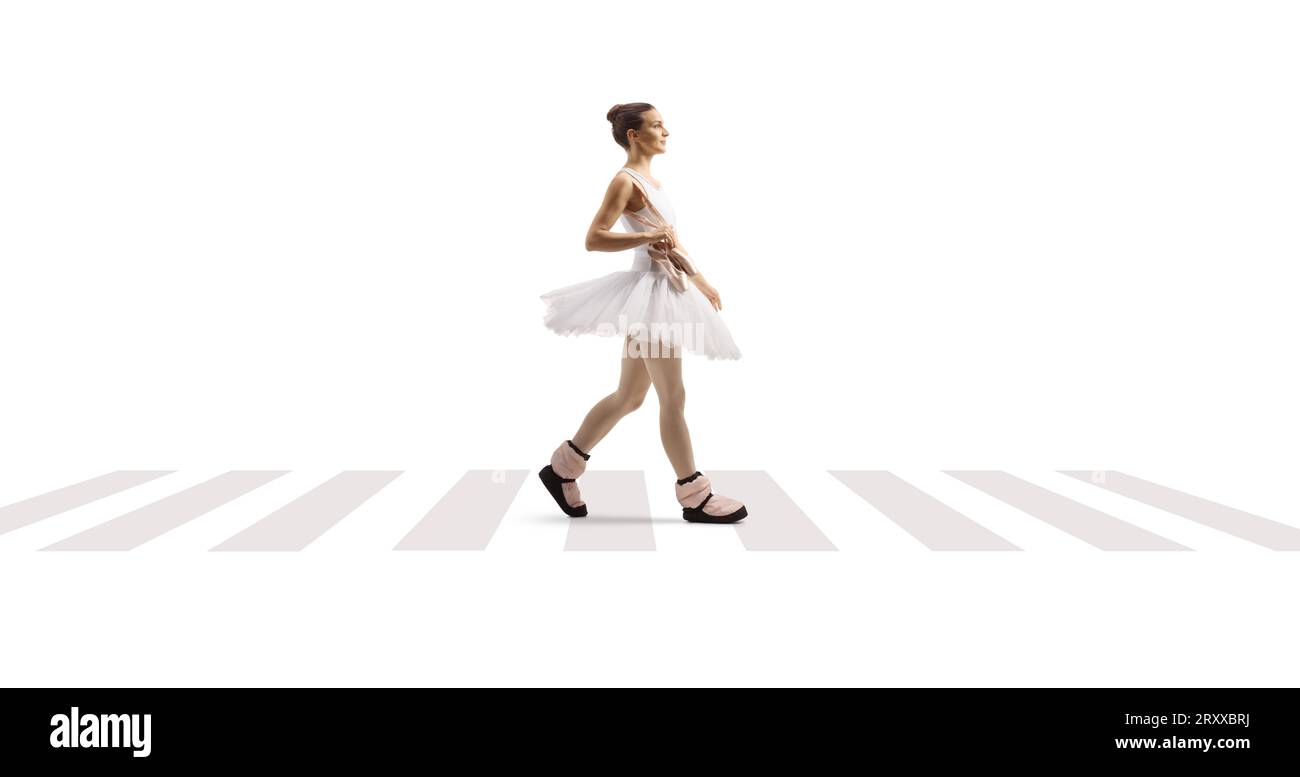 Ballerina überquert eine Straße an der Fußgängerüberquerung isoliert auf weißem Hintergrund Stockfoto