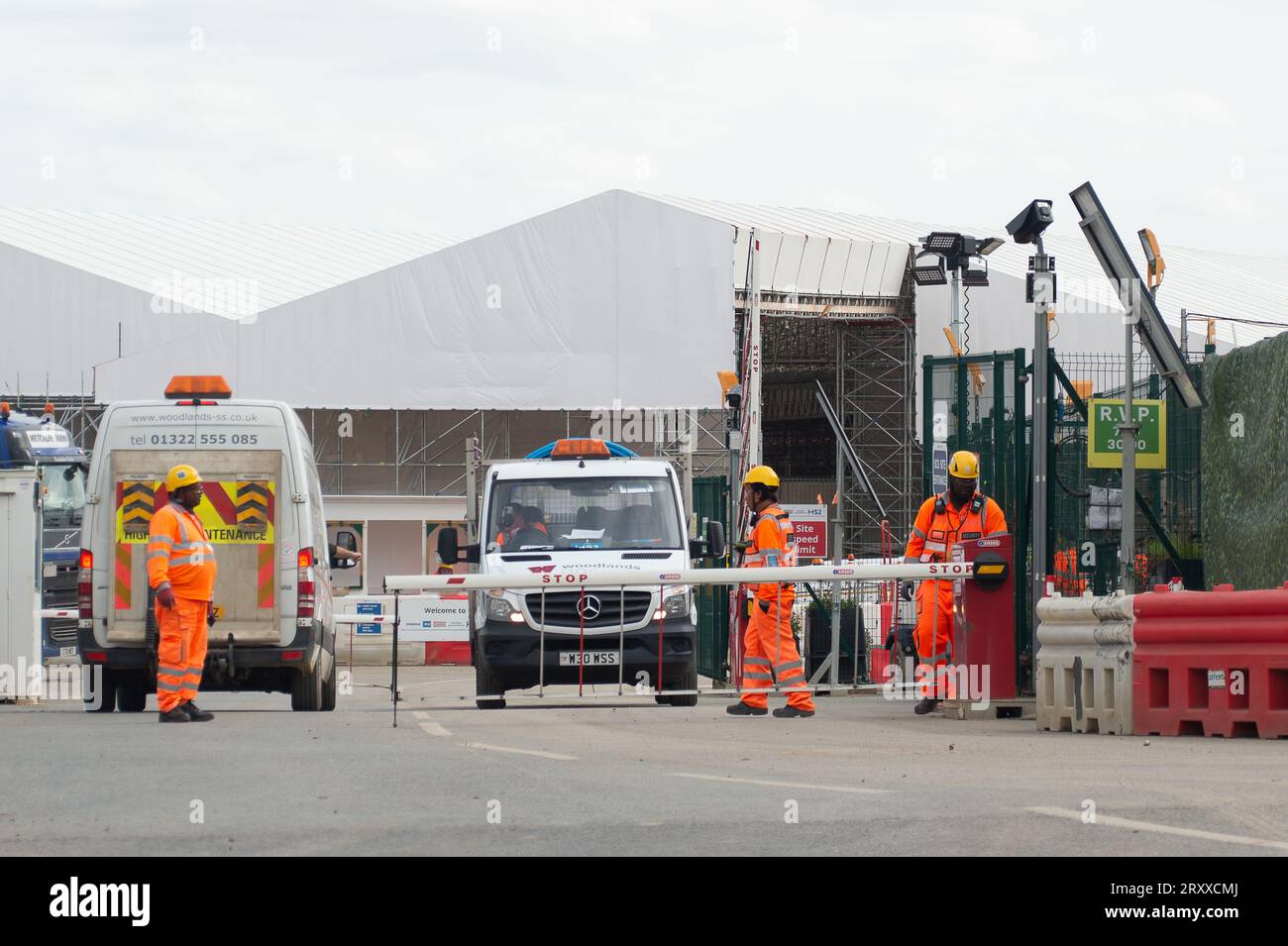 Harefield, London Brough of Hillingdon, Vereinigtes Königreich. 27. September 2023. Eine HS2-Wasseraufbereitungsanlage in Harefield im London Borough of Hillingdon. Hier werden dem Vernehmen nach die HS2-Tunnel Ruislip und Northolt mit Spülung gereinigt, um alle Chemikalien zu entfernen. Die behandelte Verderbnis wird dann auf nahegelegene landwirtschaftliche Flächen verteilt, von denen Umweltschützer glauben, dass sie aufgrund der damit verbundenen Kontaminanten nicht mehr für den Anbau von Kulturpflanzen geeignet sind. In den letzten Tagen gab es viele Spekulationen, dass Premierminister Rishi Sunak die Annullierung der HS2 High Speed Rail Norther ankündigen wird Stockfoto