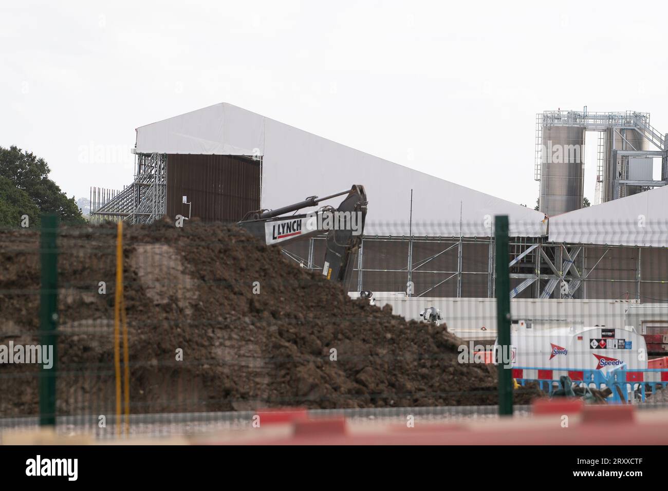 Harefield, London Brough of Hillingdon, Vereinigtes Königreich. 27. September 2023. Eine HS2-Wasseraufbereitungsanlage in Harefield im London Borough of Hillingdon. Hier werden dem Vernehmen nach die HS2-Tunnel Ruislip und Northolt mit Spülung gereinigt, um alle Chemikalien zu entfernen. Die behandelte Verderbnis wird dann auf nahegelegene landwirtschaftliche Flächen verteilt, von denen Umweltschützer glauben, dass sie aufgrund der damit verbundenen Kontaminanten nicht mehr für den Anbau von Kulturpflanzen geeignet sind. In den letzten Tagen gab es viele Spekulationen, dass Premierminister Rishi Sunak die Annullierung der HS2 High Speed Rail Norther ankündigen wird Stockfoto