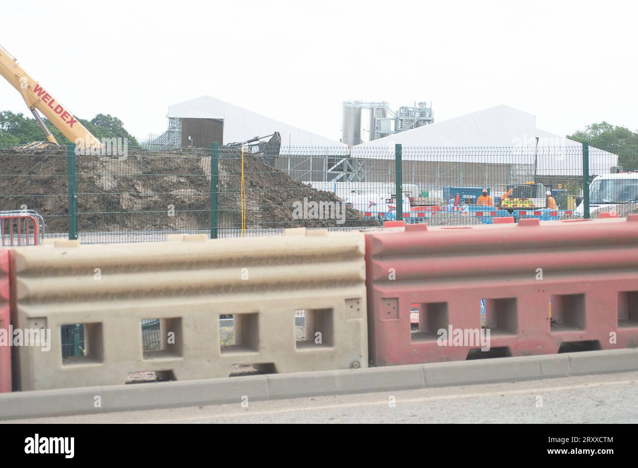 Harefield, London Brough of Hillingdon, Vereinigtes Königreich. 27. September 2023. Eine HS2-Wasseraufbereitungsanlage in Harefield im London Borough of Hillingdon. Hier werden dem Vernehmen nach die HS2-Tunnel Ruislip und Northolt mit Spülung gereinigt, um alle Chemikalien zu entfernen. Die behandelte Verderbnis wird dann auf nahegelegene landwirtschaftliche Flächen verteilt, von denen Umweltschützer glauben, dass sie aufgrund der damit verbundenen Kontaminanten nicht mehr für den Anbau von Kulturpflanzen geeignet sind. In den letzten Tagen gab es viele Spekulationen, dass Premierminister Rishi Sunak die Annullierung der HS2 High Speed Rail Norther ankündigen wird Stockfoto