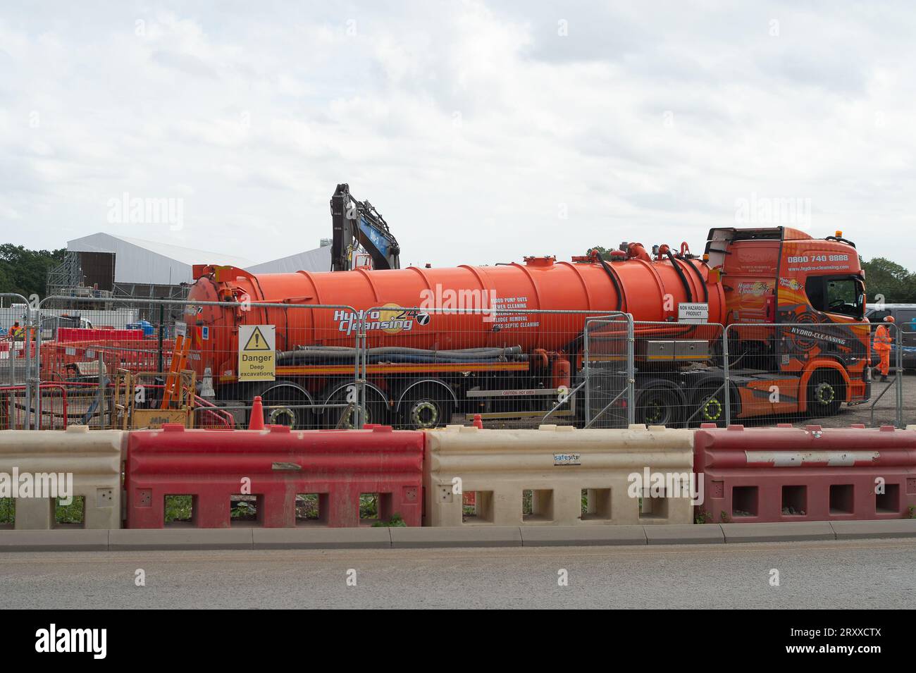 Harefield, London Brough of Hillingdon, Vereinigtes Königreich. 27. September 2023. Eine HS2-Wasseraufbereitungsanlage in Harefield im London Borough of Hillingdon. Hier werden dem Vernehmen nach die HS2-Tunnel Ruislip und Northolt mit Spülung gereinigt, um alle Chemikalien zu entfernen. Die behandelte Verderbnis wird dann auf nahegelegene landwirtschaftliche Flächen verteilt, von denen Umweltschützer glauben, dass sie aufgrund der damit verbundenen Kontaminanten nicht mehr für den Anbau von Kulturpflanzen geeignet sind. In den letzten Tagen gab es viele Spekulationen, dass Premierminister Rishi Sunak die Annullierung der HS2 High Speed Rail Norther ankündigen wird Stockfoto