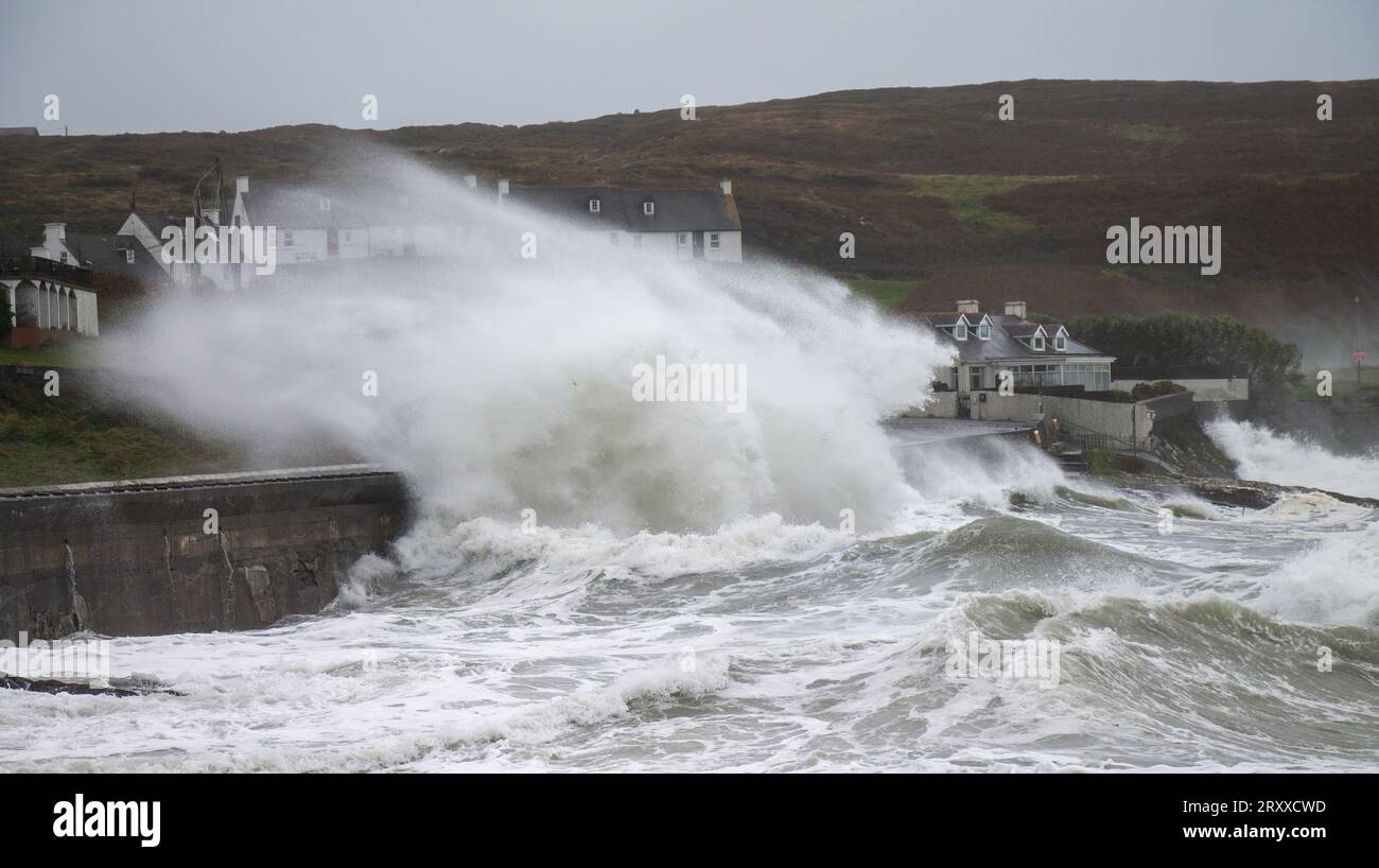 Atlantische Sturmwellen attackieren die Seeverkehrsverteidigung, Tragumna, West Cork, Irland Stockfoto