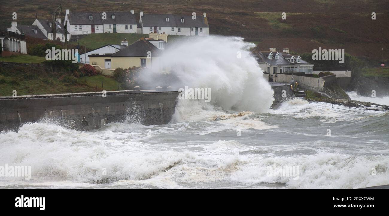 Atlantische Sturmwellen attackieren die Seeverkehrsverteidigung, Tragumna, West Cork, Irland Stockfoto