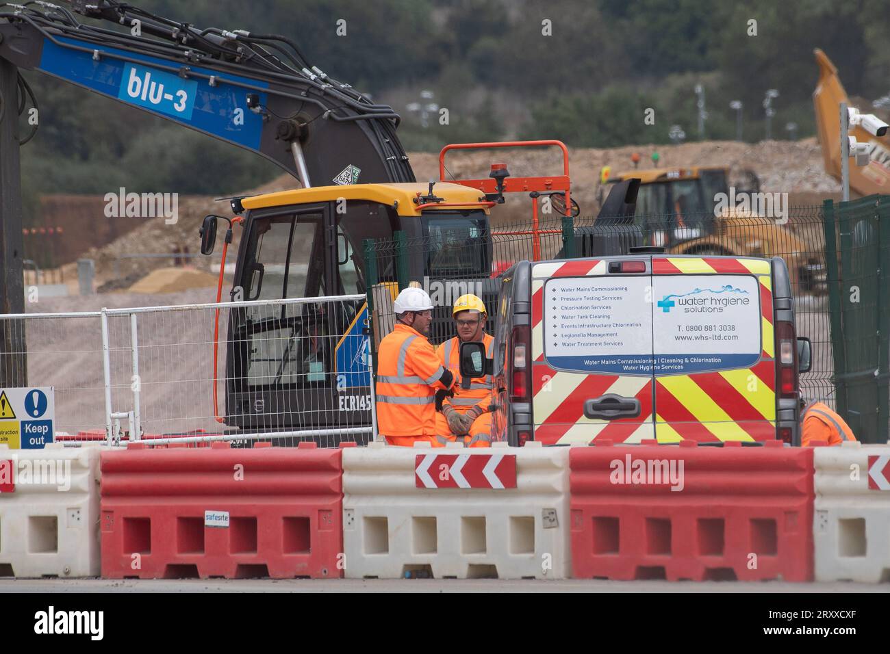 Harefield, London Brough of Hillingdon, Vereinigtes Königreich. 27. September 2023. Eine HS2-Wasseraufbereitungsanlage in Harefield im London Borough of Hillingdon. Hier werden dem Vernehmen nach die HS2-Tunnel Ruislip und Northolt mit Spülung gereinigt, um alle Chemikalien zu entfernen. Die behandelte Verderbnis wird dann auf nahegelegene landwirtschaftliche Flächen verteilt, von denen Umweltschützer glauben, dass sie aufgrund der damit verbundenen Kontaminanten nicht mehr für den Anbau von Kulturpflanzen geeignet sind. In den letzten Tagen gab es viele Spekulationen, dass Premierminister Rishi Sunak die Annullierung der HS2 High Speed Rail Norther ankündigen wird Stockfoto