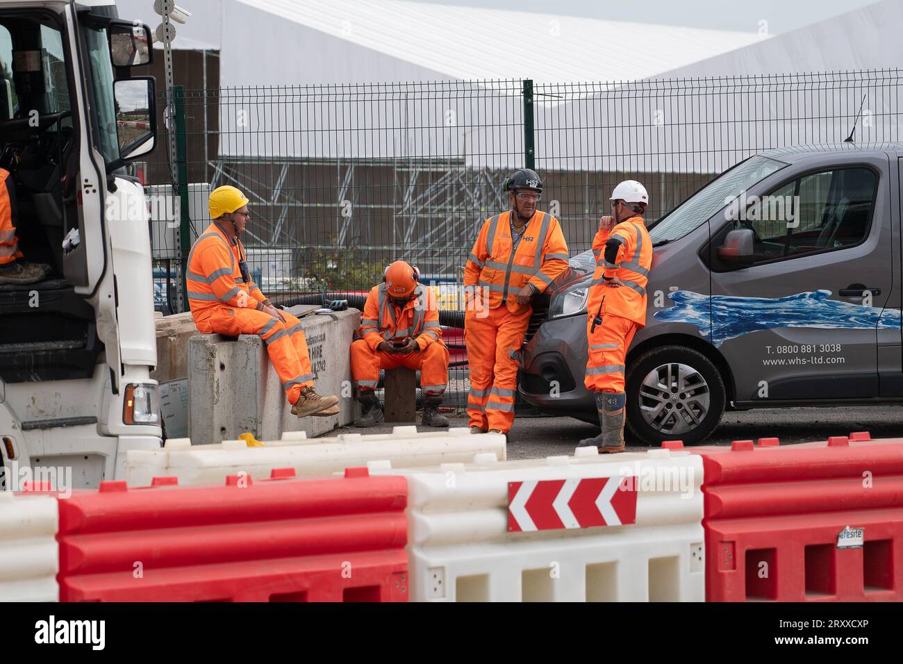 Harefield, London Brough of Hillingdon, Vereinigtes Königreich. 27. September 2023. Eine HS2-Wasseraufbereitungsanlage in Harefield im London Borough of Hillingdon. Hier werden dem Vernehmen nach die HS2-Tunnel Ruislip und Northolt mit Spülung gereinigt, um alle Chemikalien zu entfernen. Die behandelte Verderbnis wird dann auf nahegelegene landwirtschaftliche Flächen verteilt, von denen Umweltschützer glauben, dass sie aufgrund der damit verbundenen Kontaminanten nicht mehr für den Anbau von Kulturpflanzen geeignet sind. In den letzten Tagen gab es viele Spekulationen, dass Premierminister Rishi Sunak die Annullierung der HS2 High Speed Rail Norther ankündigen wird Stockfoto