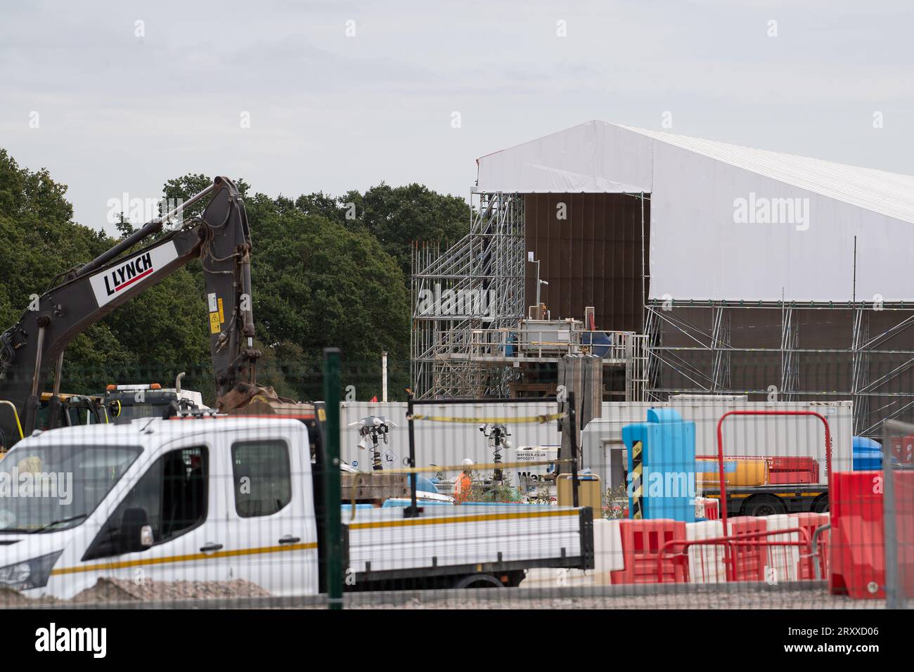 Harefield, London Brough of Hillingdon, Vereinigtes Königreich. 27. September 2023. Eine HS2-Wasseraufbereitungsanlage in Harefield im London Borough of Hillingdon. Hier werden dem Vernehmen nach die HS2-Tunnel Ruislip und Northolt mit Spülung gereinigt, um alle Chemikalien zu entfernen. Die behandelte Verderbnis wird dann auf nahegelegene landwirtschaftliche Flächen verteilt, von denen Umweltschützer glauben, dass sie aufgrund der damit verbundenen Kontaminanten nicht mehr für den Anbau von Kulturpflanzen geeignet sind. In den letzten Tagen gab es viele Spekulationen, dass Premierminister Rishi Sunak die Annullierung der HS2 High Speed Rail Norther ankündigen wird Stockfoto