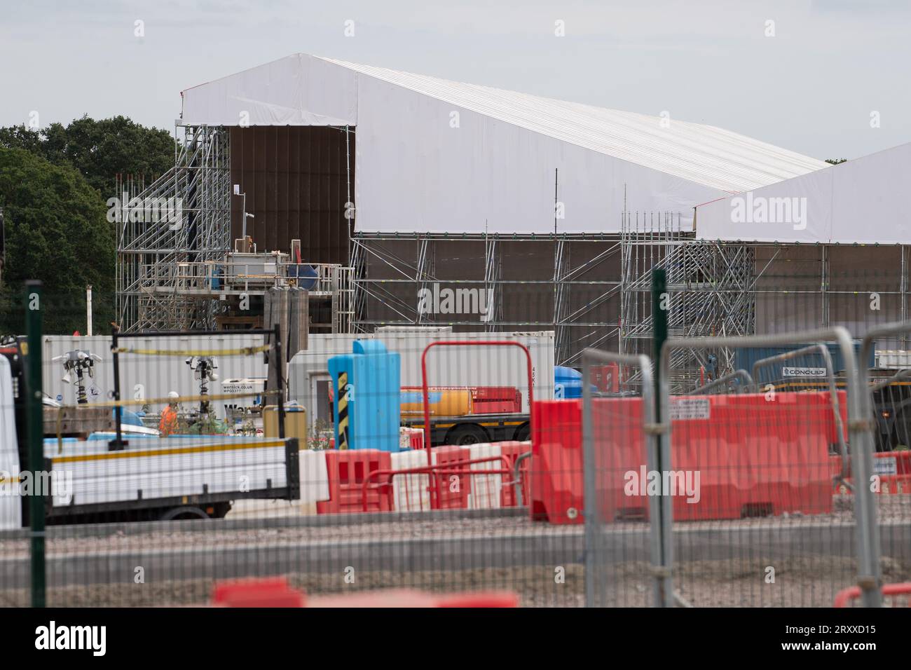 Harefield, London Brough of Hillingdon, Vereinigtes Königreich. 27. September 2023. Eine HS2-Wasseraufbereitungsanlage in Harefield im London Borough of Hillingdon. Hier werden dem Vernehmen nach die HS2-Tunnel Ruislip und Northolt mit Spülung gereinigt, um alle Chemikalien zu entfernen. Die behandelte Verderbnis wird dann auf nahegelegene landwirtschaftliche Flächen verteilt, von denen Umweltschützer glauben, dass sie aufgrund der damit verbundenen Kontaminanten nicht mehr für den Anbau von Kulturpflanzen geeignet sind. In den letzten Tagen gab es viele Spekulationen, dass Premierminister Rishi Sunak die Annullierung der HS2 High Speed Rail Norther ankündigen wird Stockfoto