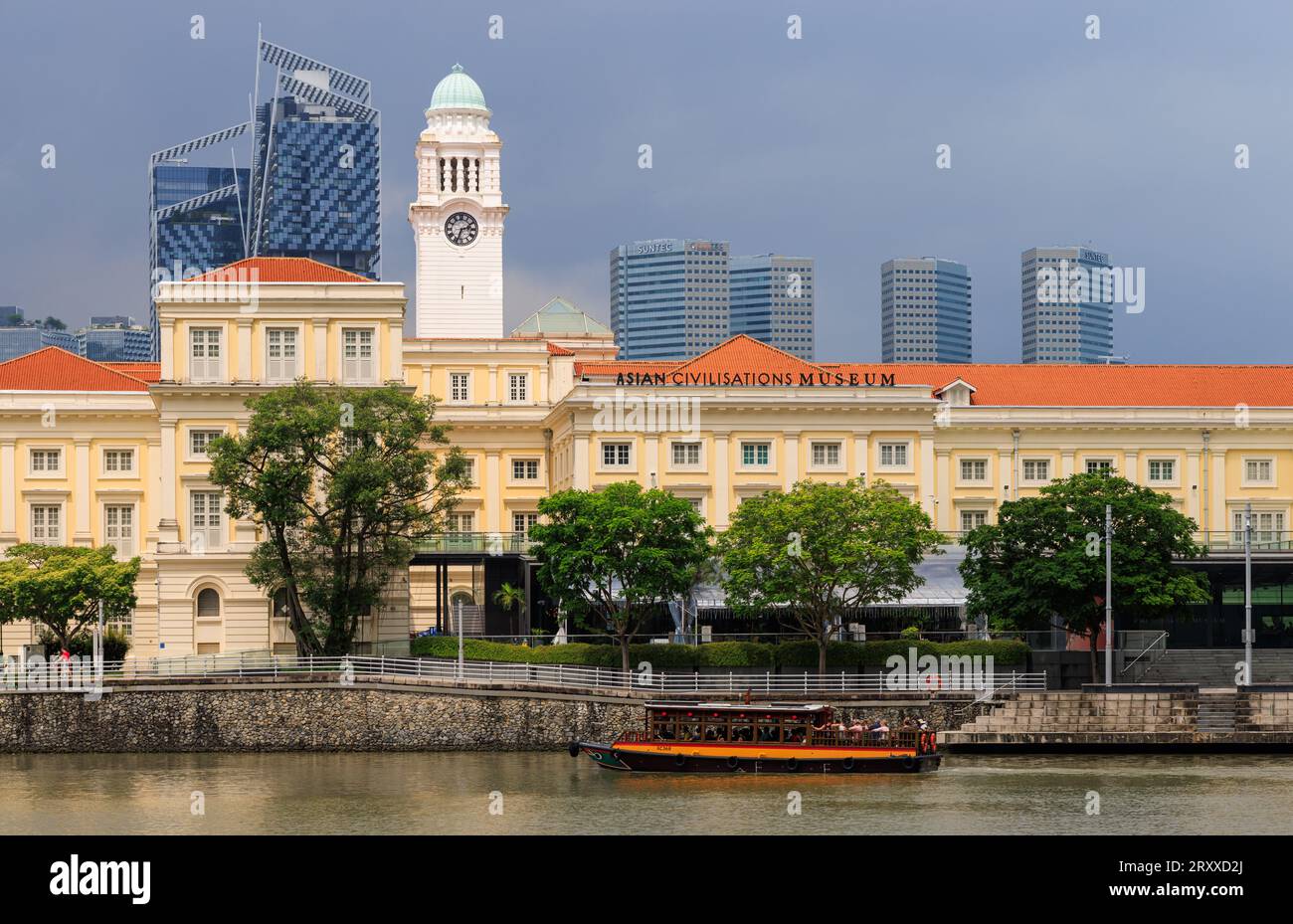 Das Museum der asiatischen Zivilisationen und der Uhrenturm des Victoria Theaters am Singapore River, Singapur Stockfoto
