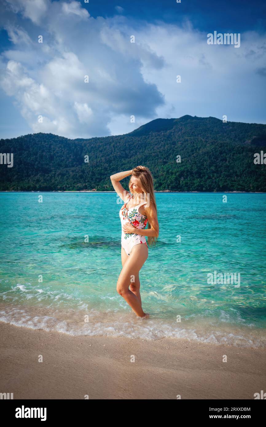 Wunderschöne Frau im Bikini genießt das tropische Paradies Stockfoto