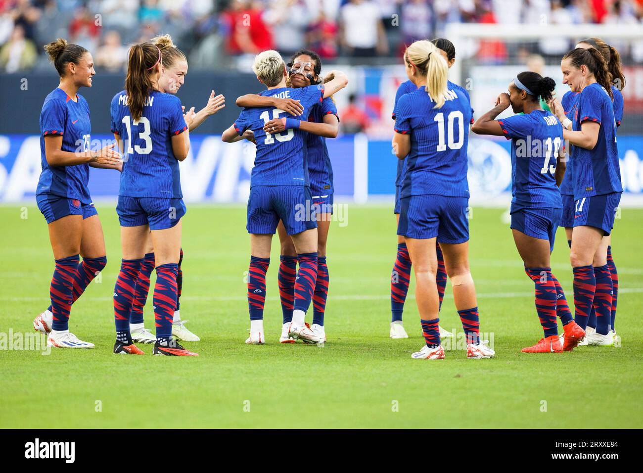 24. September 2023: US-Stürmer Megan Rapinoe (15) und US-Verteidiger Casey Krueger (20) umarmen sich während des internationalen Freundschaftsspiels Womenâ€’s Soccer zwischen der US-Nationalmannschaft und Südafrika auf dem Soldier Field in Chicago, Illinois. Die US-Nationalmannschaft besiegte Südafrika mit 2:0. John Mersits/CSM. Stockfoto