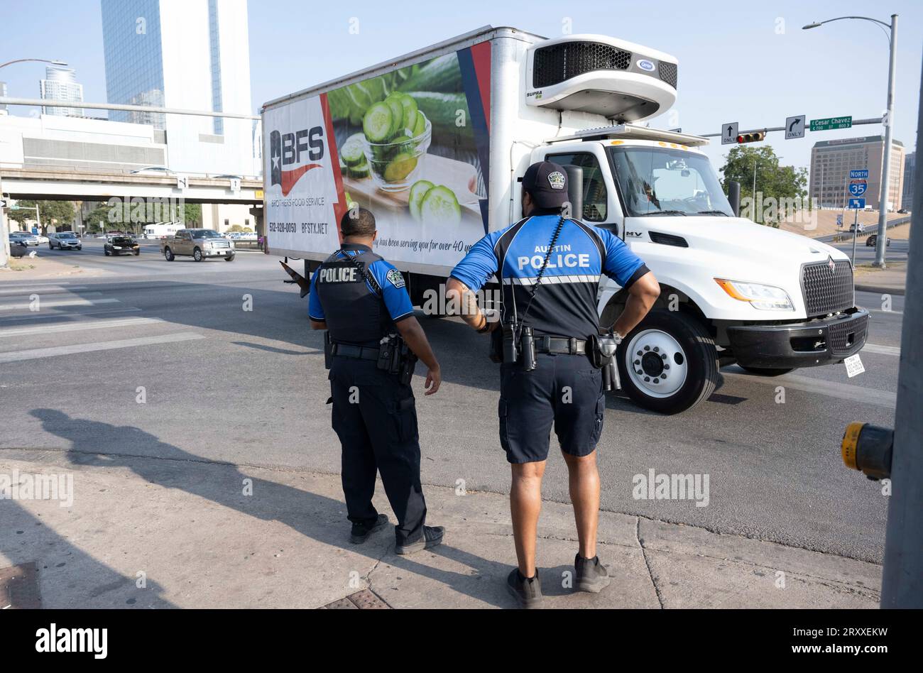 Austin Texas USA, August 31 2023: An einem heißen Sommernachmittag spazieren Polizeibeamte von Austin, die obdachlose Lager aufräumen sollen, durch die Straßen in der Nähe der Innenstadt. ©Bob Daemmrich Stockfoto