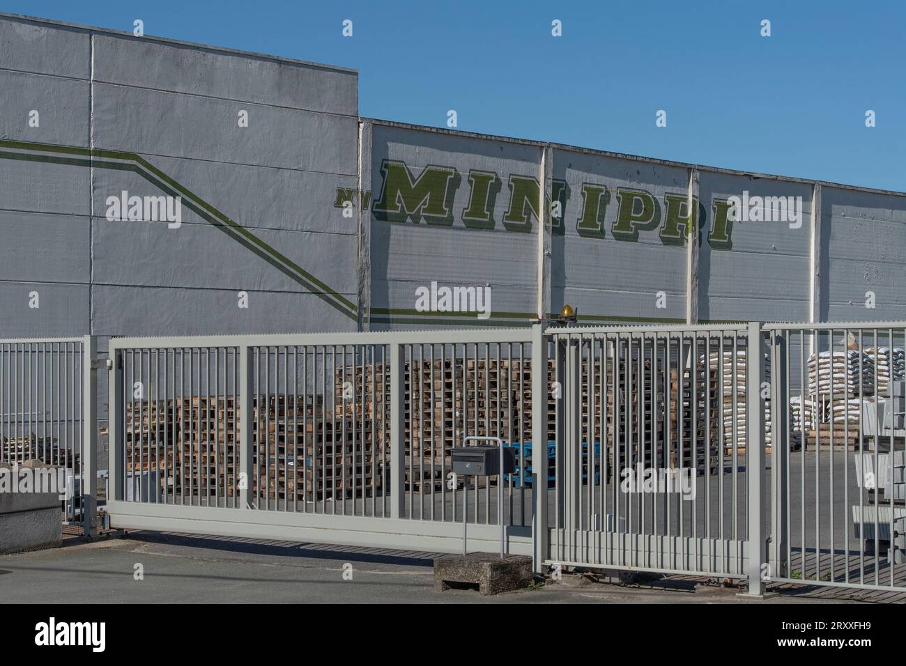 Minipri DIY Store Alveringem Stockfoto