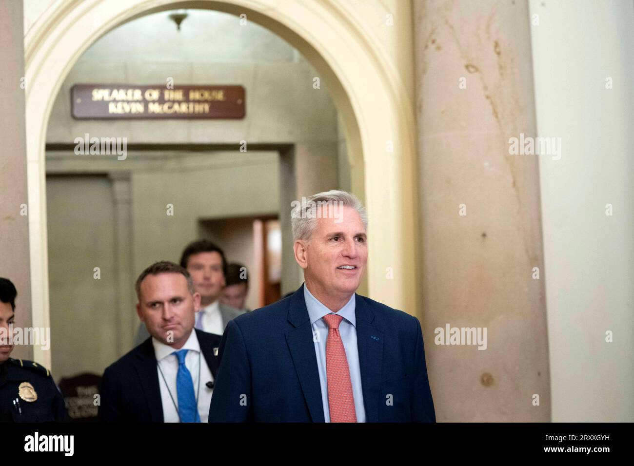 Der Sprecher des Repräsentantenhauses Kevin McCarthy, R-CA, verlässt am Mittwoch, den 27. September 2023, sein Büro im US-Kapitol in Washington, DC. McCarthy sucht weiterhin nach einem Legislativweg, der die Bundesregierung daran hindern würde, am 30. September um Mitternacht teilweise zu schließen und gleichzeitig seine Rednerschaft zu bewahren. Foto von Bonnie Cash/UPI Stockfoto