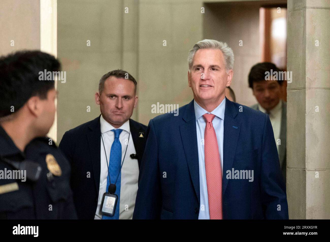 Der Sprecher des Repräsentantenhauses Kevin McCarthy, R-CA, verlässt am Mittwoch, den 27. September 2023, sein Büro im US-Kapitol in Washington, DC. McCarthy sucht weiterhin nach einem Legislativweg, der die Bundesregierung daran hindern würde, am 30. September um Mitternacht teilweise zu schließen und gleichzeitig seine Rednerschaft zu bewahren. Foto von Bonnie Cash/UPI Stockfoto