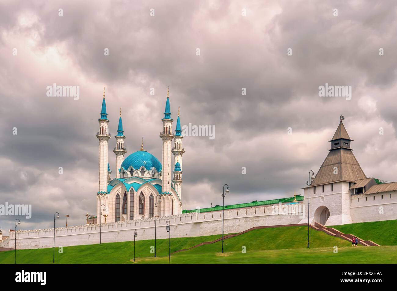 Kasan Tatarstan, Russland, 1. Juni 2023. Kul-Sharif-Moschee, Kasaner Kreml im Sommer mit stürmischem dramatischem Himmel. Stockfoto