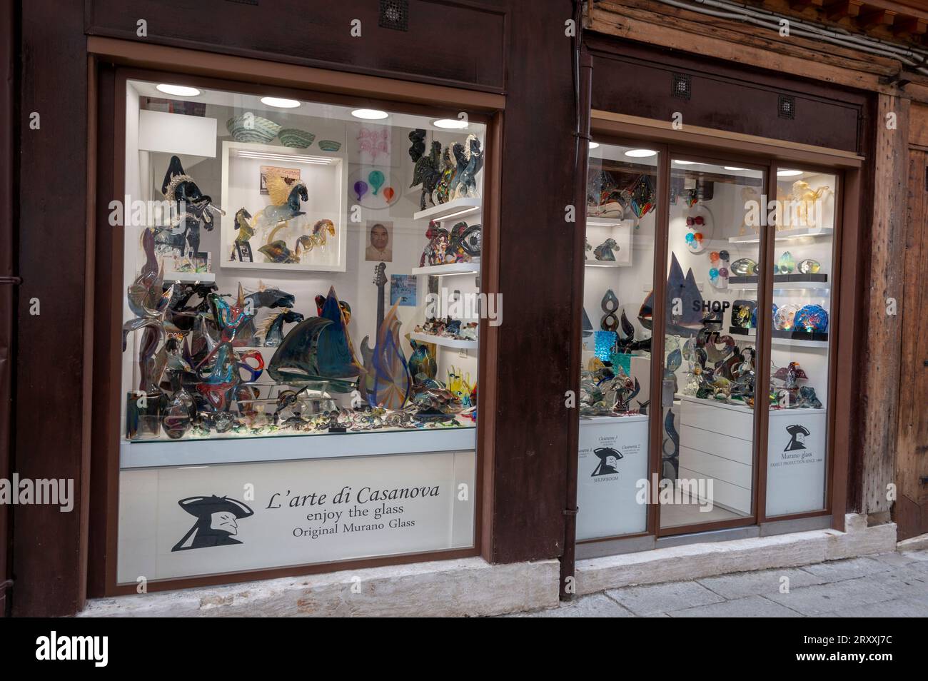 Ein luxuriöser Glaswarenladen der gehobenen Klasse, spezialisiert auf das berühmte Murano-Glas in Venedig in der Region Veneto in Norditalien. Murano-Glas ist Hand-cra Stockfoto