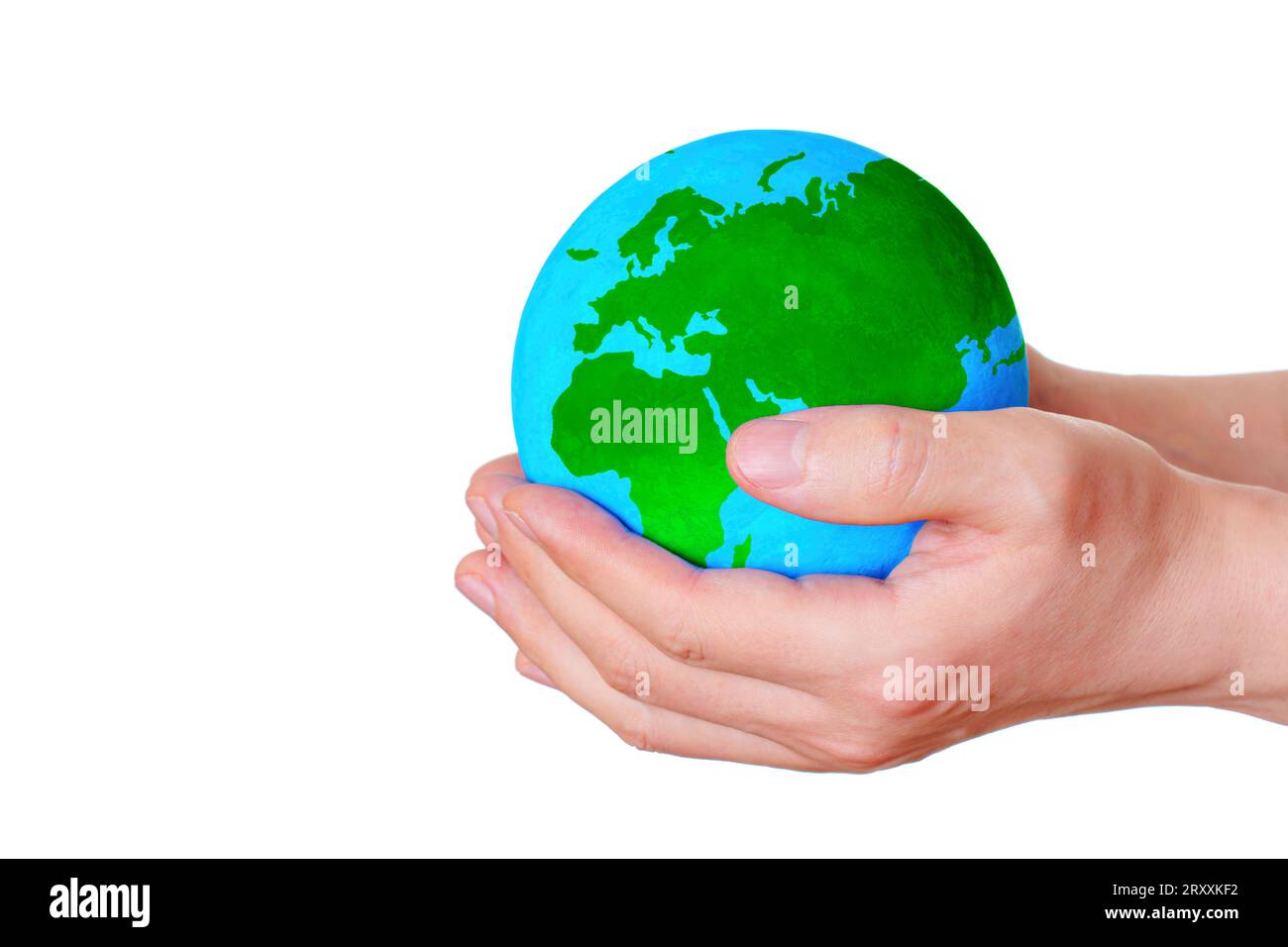 Die geschlossenen Hände halten einen Globus isoliert auf weißem Hintergrund mit Kopierraum. Umweltbewusstes Konzept. Stockfoto