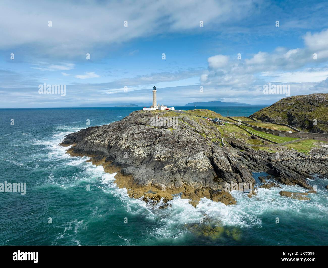 Luftaufnahme des Ardnamurchan Point mit dem 35 Meter hohen Leuchtturm, am westlichsten Punkt der britischen Hauptinsel, Ardnamurchan, Schottland Stockfoto