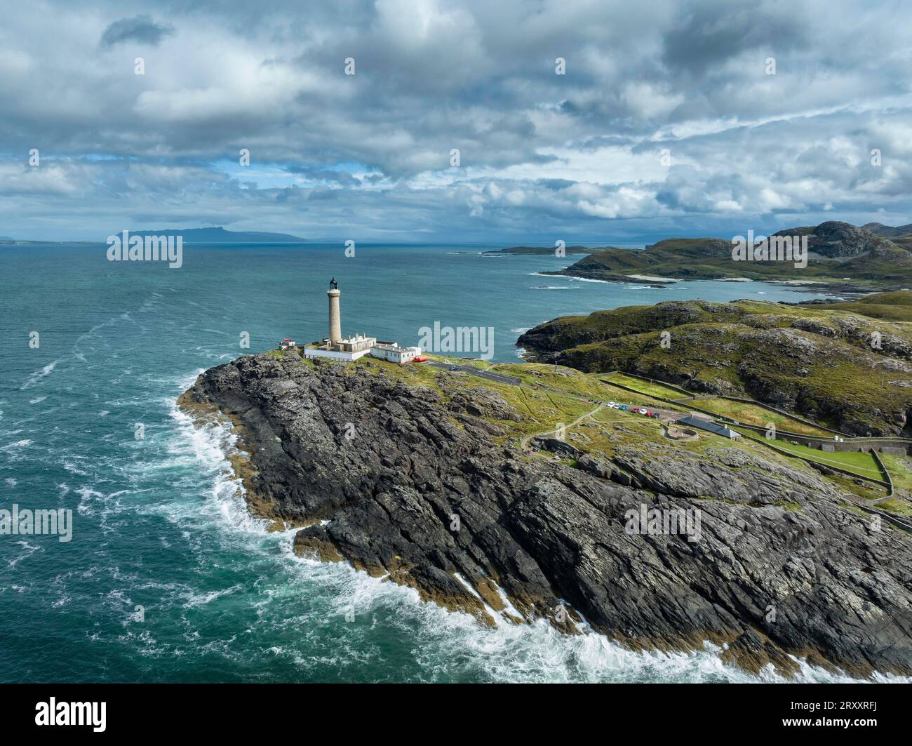 Luftaufnahme des Ardnamurchan Point mit dem 35 Meter hohen Leuchtturm, am westlichsten Punkt der britischen Hauptinsel, Ardnamurchan, Schottland Stockfoto