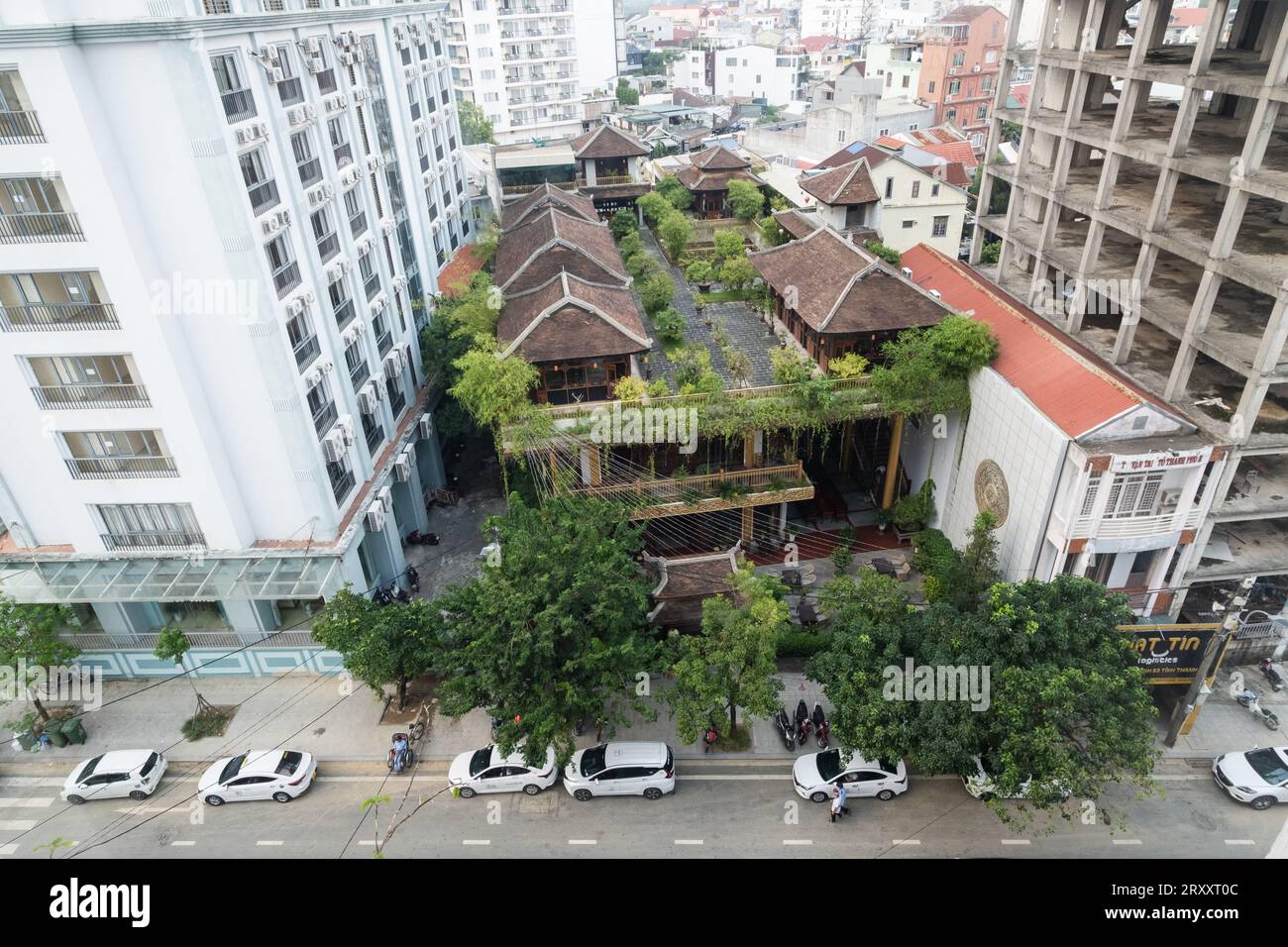 Kontrastierende Architekturstile in Huế, Vietnam Stockfoto