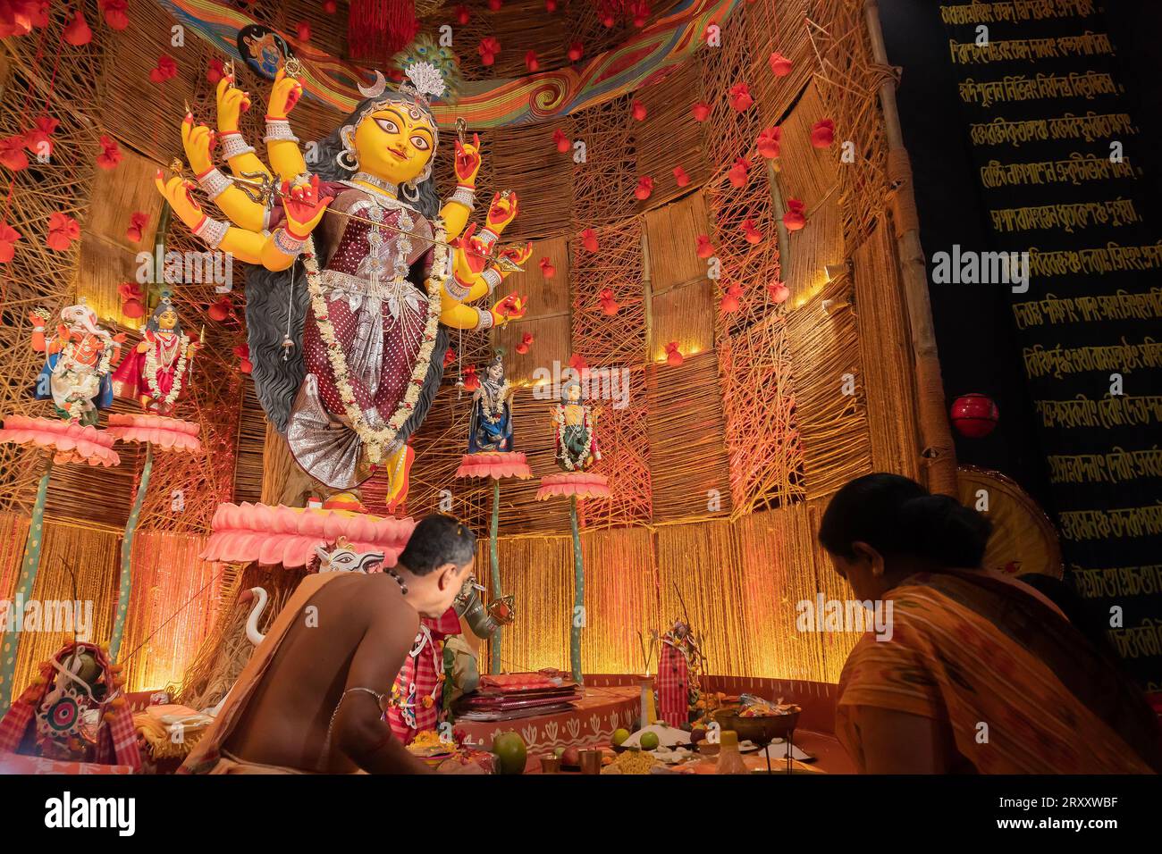 Howrah, West Bengal, Indien - 3. Oktober 2022: Hindu Purohit verehrt Göttin Durga mit Puja-Zutaten im Durga Puja-Pandal. UNESCO. Stockfoto