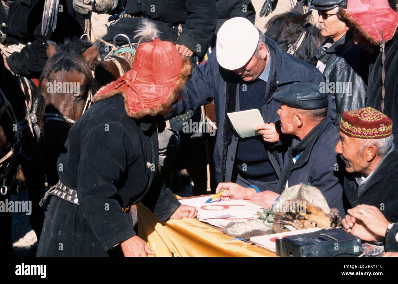 Menschen beim Golden Eagle Festival, Richter, die Teilnehmer registrieren, Provinz Bayan Olgiy, Mongolei Stockfoto