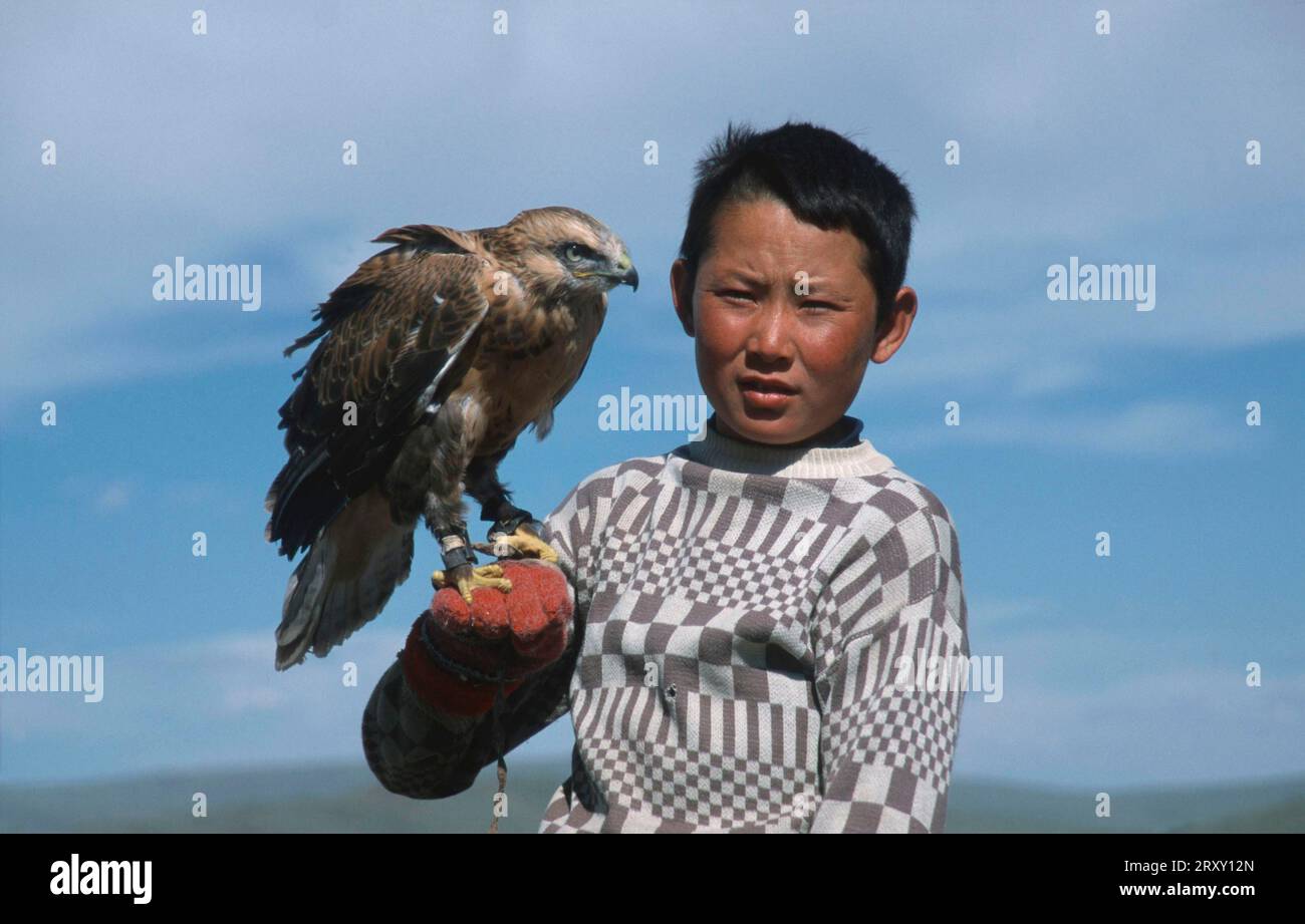 Kasachischer Junge mit Falken, Provinz Bayan Olgiy, Mongolei Stockfoto