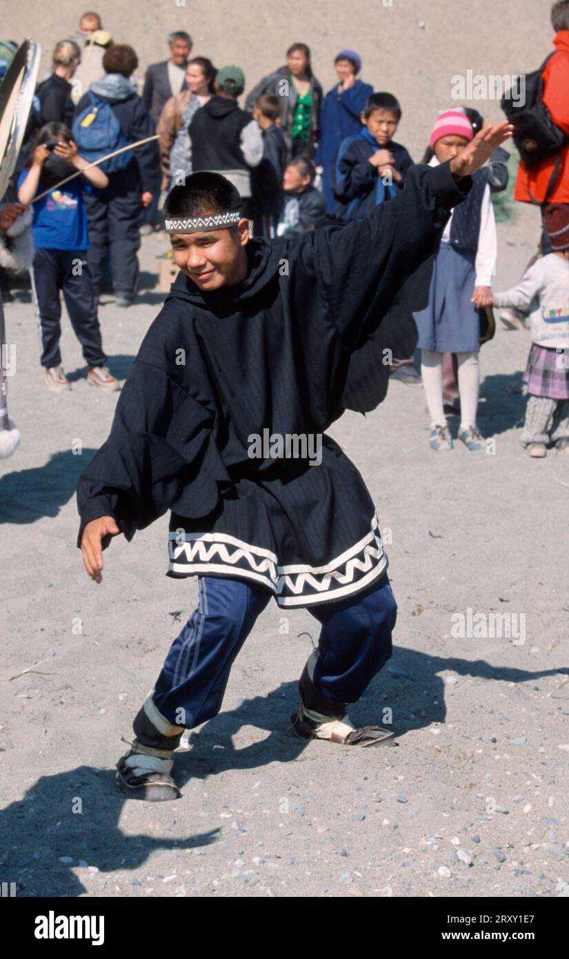 Chukchi Eskimo Mann tanzt in traditioneller Kleidung, Dorf Lorino, Provinz Chukotka, Russland, Chukcha Stockfoto