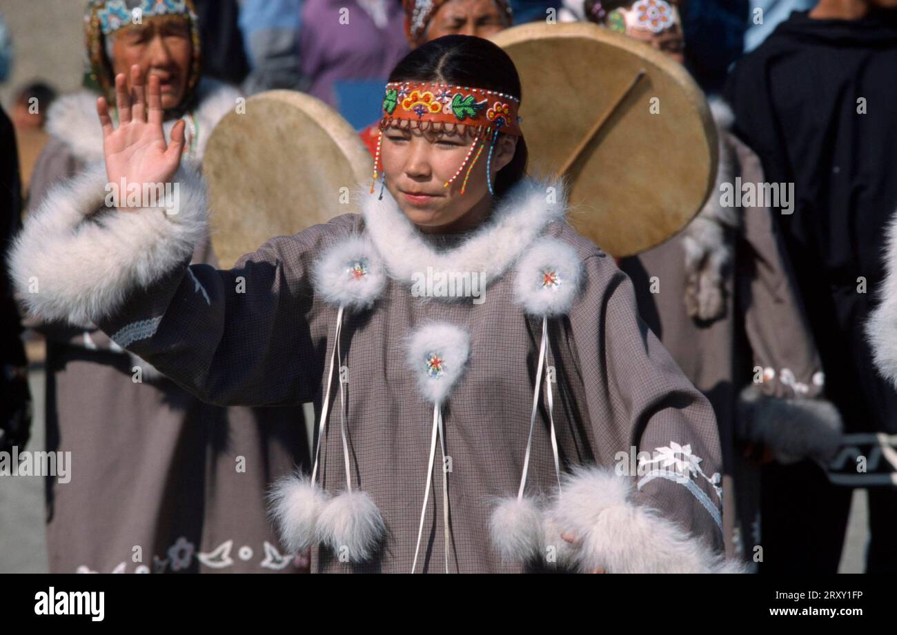 Chukchi Eskimo Frau tanzt in traditioneller Kleidung, Dorf Lorino, Provinz Chukotka, Russland, Chukcha Stockfoto