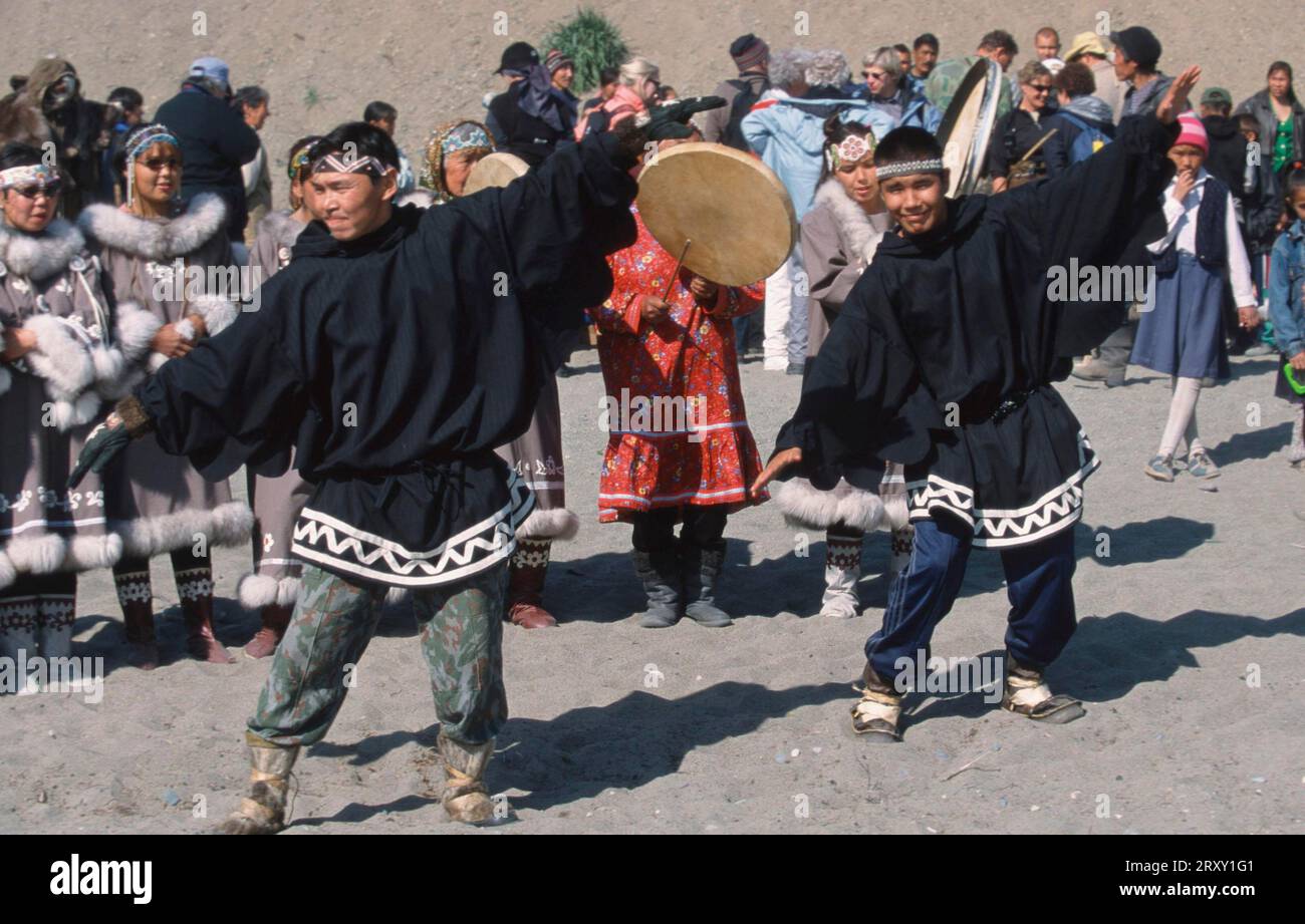Chukchi Eskimo Männer tanzen in traditioneller Kleidung, Dorf Lorino, Provinz Chukotka, Russland, Chukcha Stockfoto