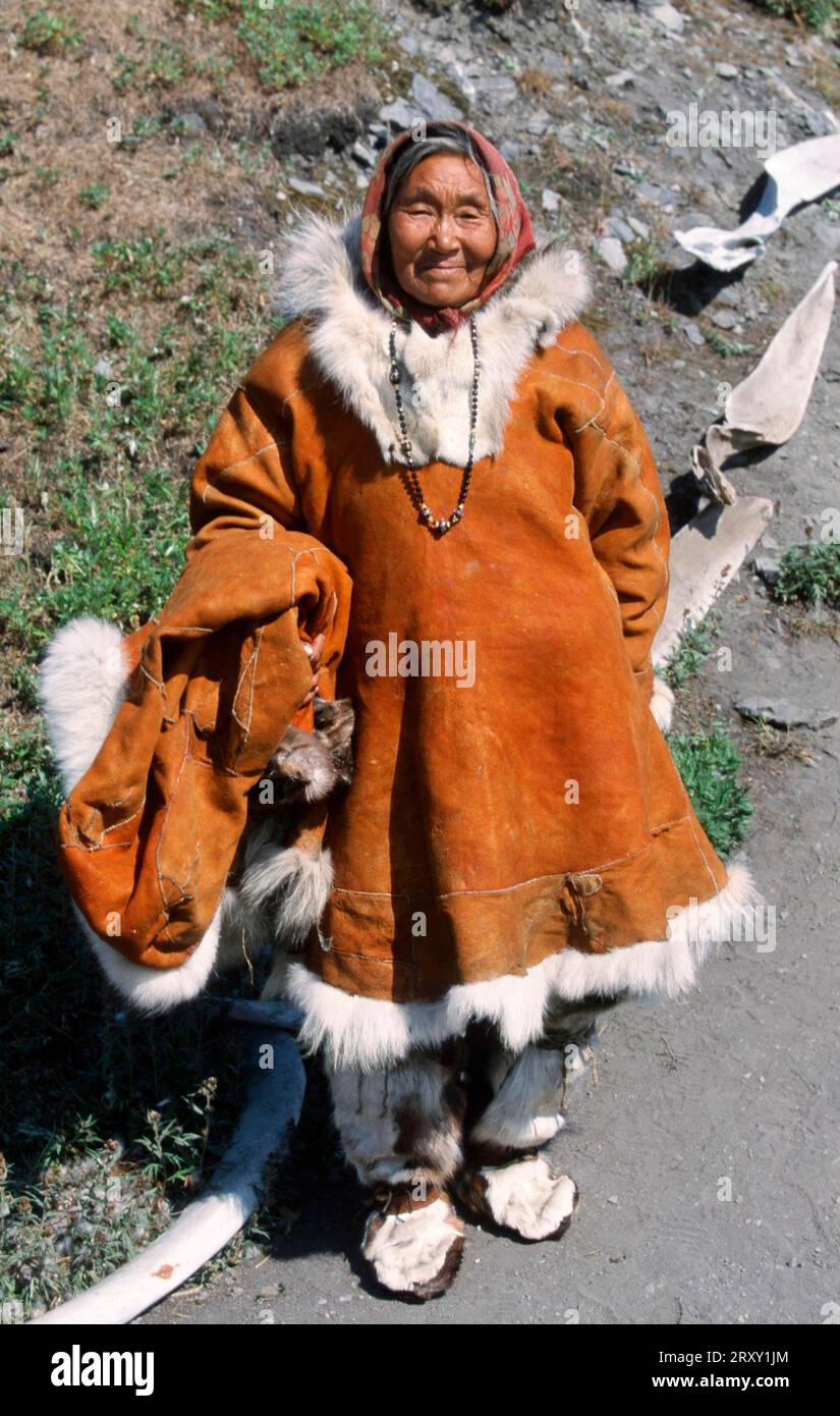 Chukchi Eskimo Frau in traditioneller Pelzkleidung, Yanrakino Dorf, Chukotka Provinz, Russland, Chukcha, Chukchi Stockfoto
