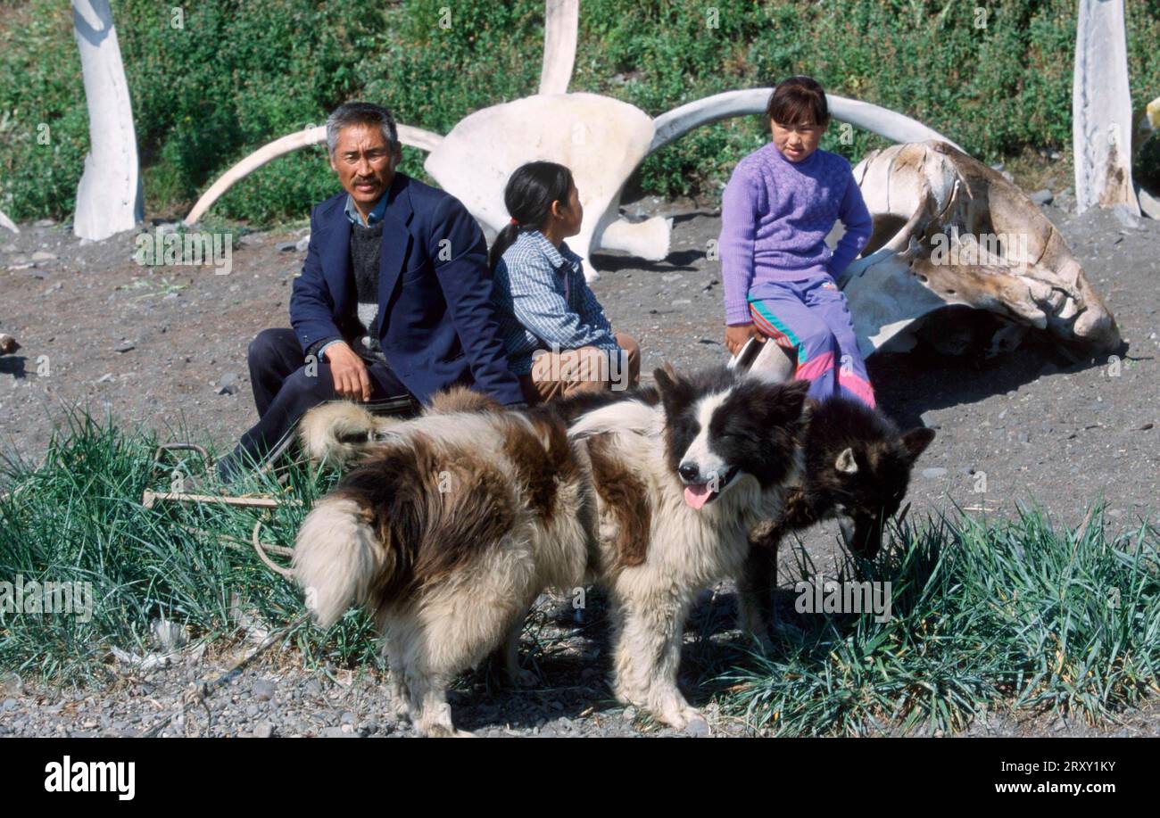 Familie Chukchi Eskimo mit Hunden vor Walknochen, Dorf Yanrakino, Provinz Chukotka, Russland, Chukcha, Chukchi Stockfoto