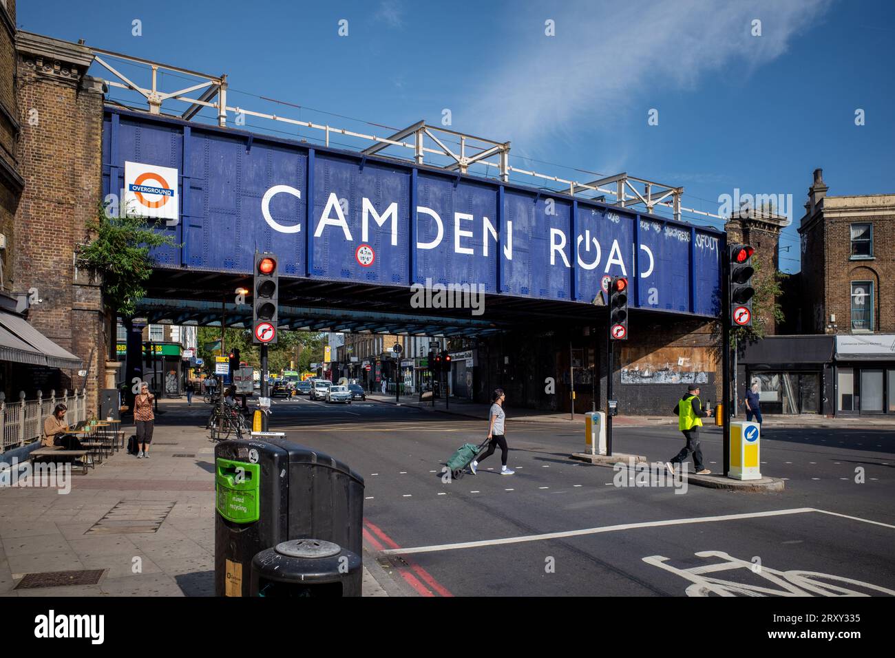 Camden Road London - Bahnhof Camden Road und Eisenbahnbrücke in Camden, North London. Camden Rd London Overground Station. Stockfoto