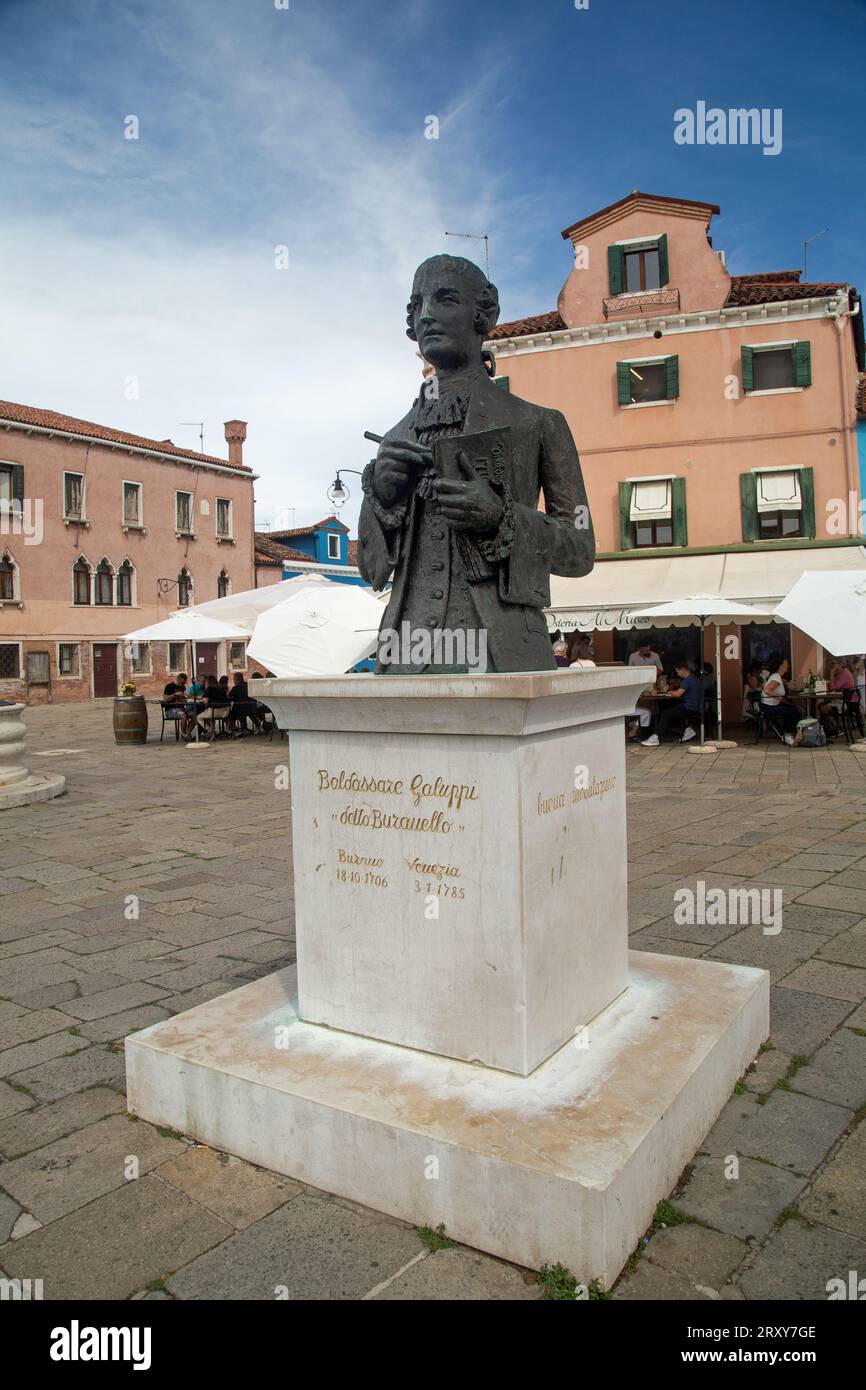 Burano, Venedig, Italien, September 2023, Statue von Baldassare Galuppi, einem Komponisten aus Burano aus dem 18. Jahrhundert Stockfoto