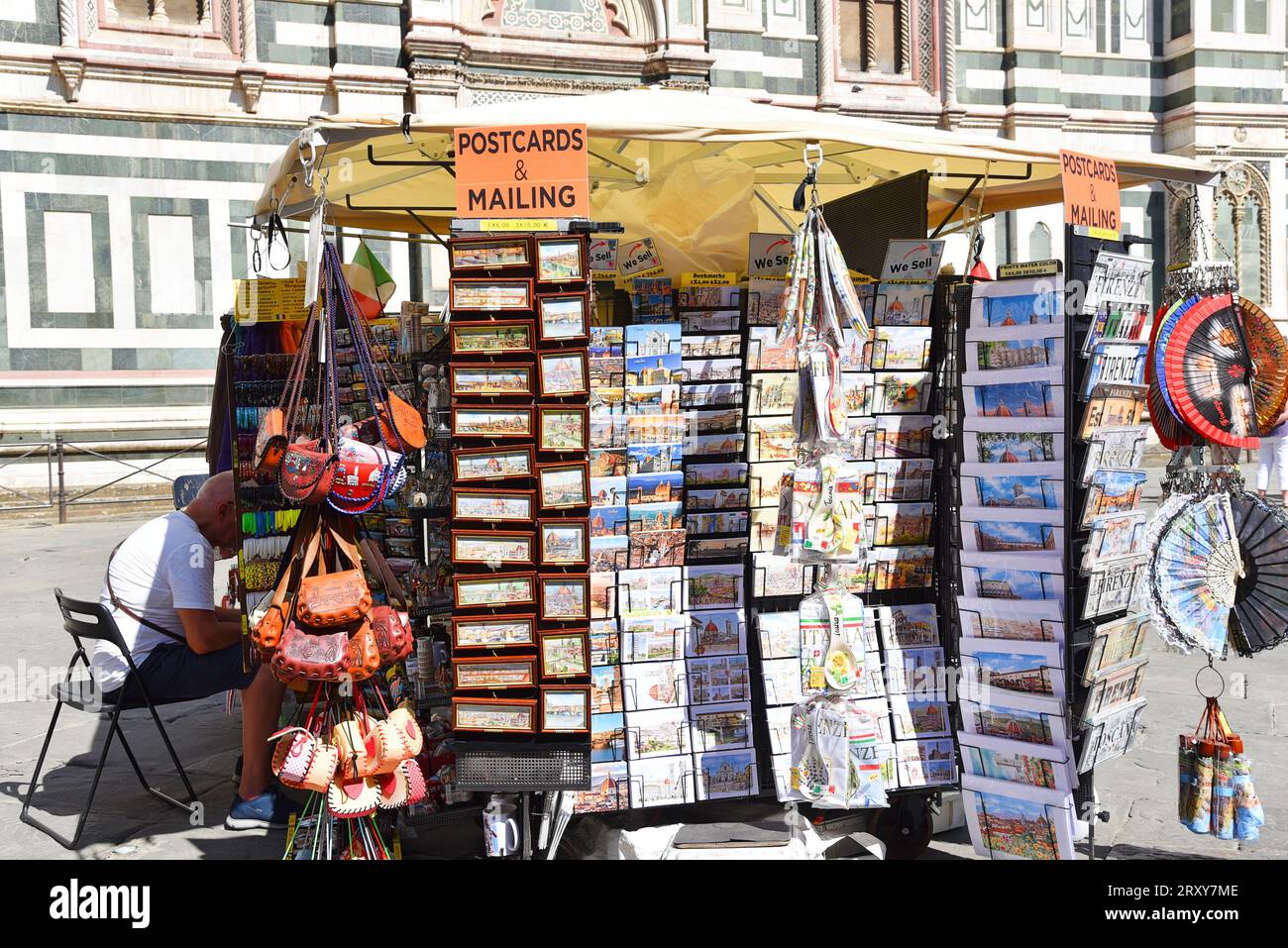 Pisa, Italien. September 2023. Einer der vielen Touristenmärkte in Pisa, Italien. Hochwertige Fotos Stockfoto
