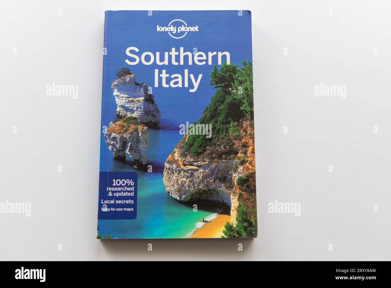 London. UK- 09.27.2023. Das Buchcover einer Lonely Planet Gilde in Süditalien. Stockfoto
