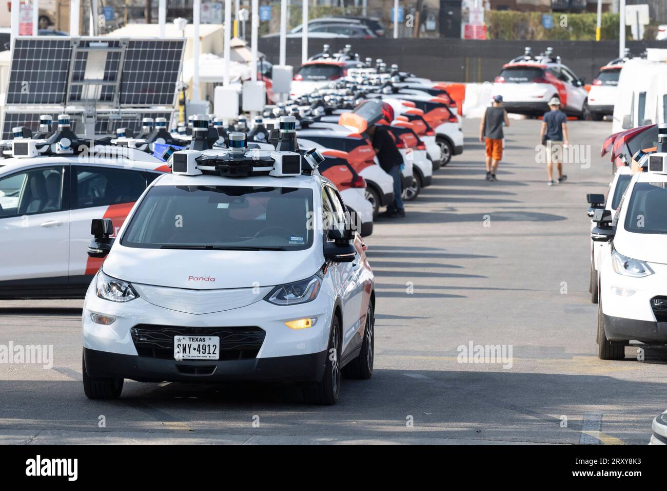 Austin Texas USA, August 31 2023: A Cruise Autonomous Vehicle (AV) verlässt sein Lager für seine tägliche Probefahrt auf den Straßen der Stadt. Das mehrheitlich im Besitz von General Motors (GM) befindliche Unternehmen hat mehr als 300 Fahrzeuge in Austin, Phoenix und San Francisco im Einsatz, da es auf dem landesweiten Markt für autonome Fahrten Einnahmen erzielen will. ©Bob Daemmrich Stockfoto