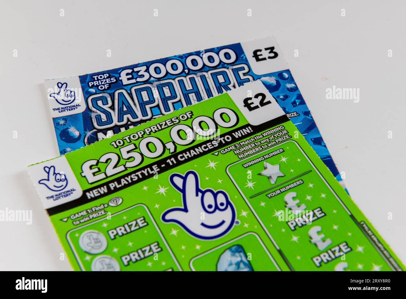 London. UK- 09.27.2023. Zwei Rubbelkarten der National Lottery in weiß. Stockfoto