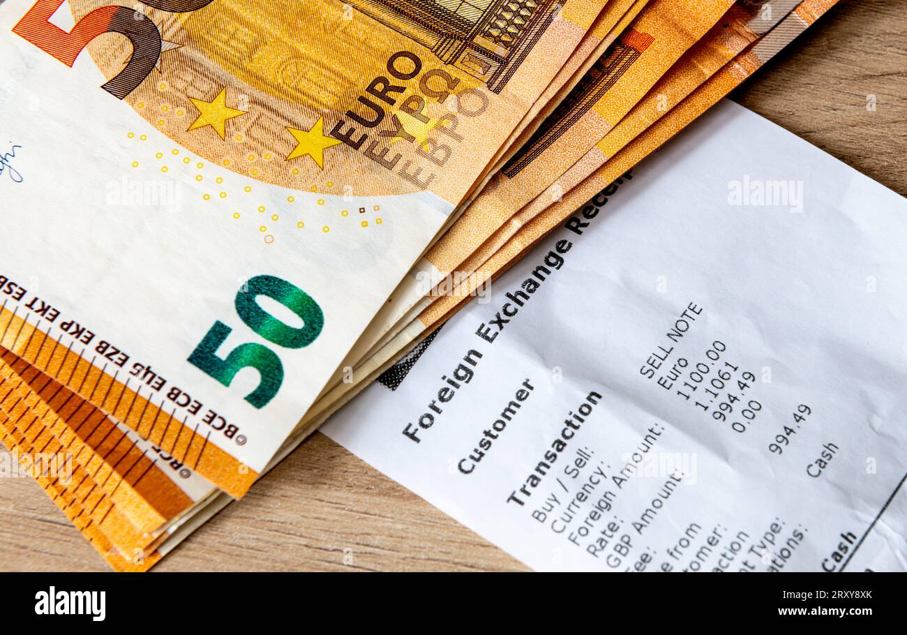 Eine Devisenquittung mit fünfzig Euro-Banknoten oben. Urlaub, Reisegeld, Geldwechselkonzept. Stockfoto