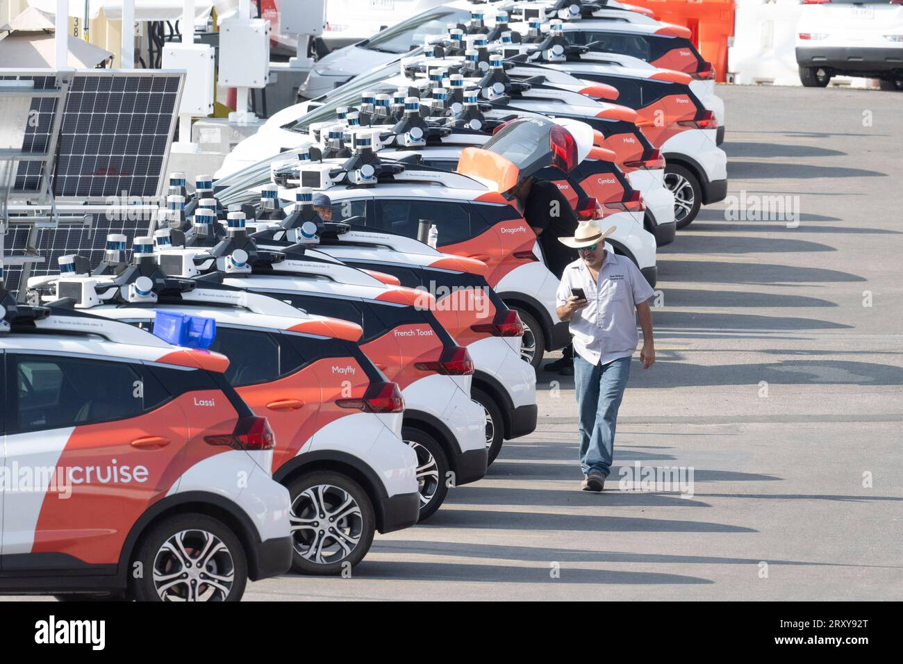 Austin Texas USA, August 31 2023: Eine große Flotte autonomer Cruise Vehicles (AV's) befindet sich auf einem Parkplatz in der Innenstadt und wartet auf strenge Tests mit täglichen Fahrten auf den Straßen der Stadt. Das mehrheitlich im Besitz von General Motors (GM) befindliche Unternehmen hat mehr als 300 Fahrzeuge in Austin, Phoenix und San Francisco im Einsatz, da es auf dem landesweiten Markt für autonome Fahrten Einnahmen erzielen will. ©Bob Daemmrich Stockfoto