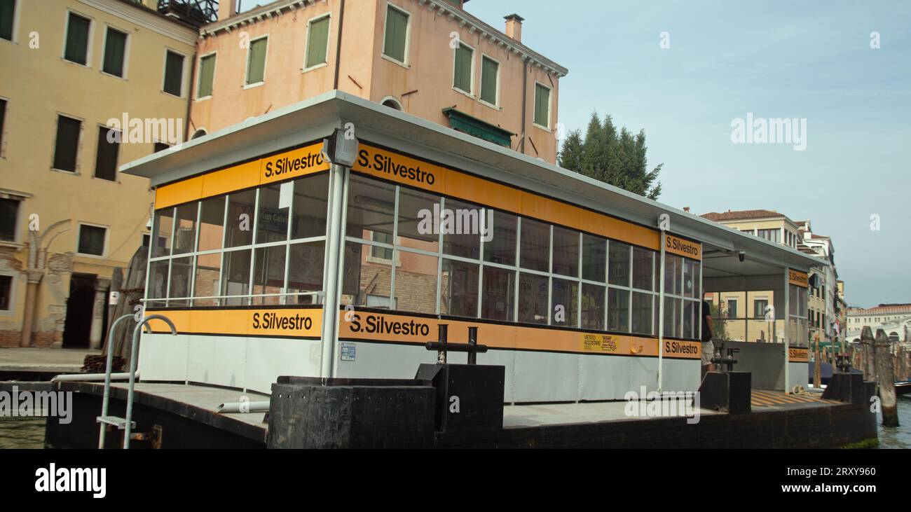 Sant Silvestro, Venedig, Venetien, Italien, 17. September 2023, Touristen können mit dem Wasserbus in der Stadt reisen. Stockfoto