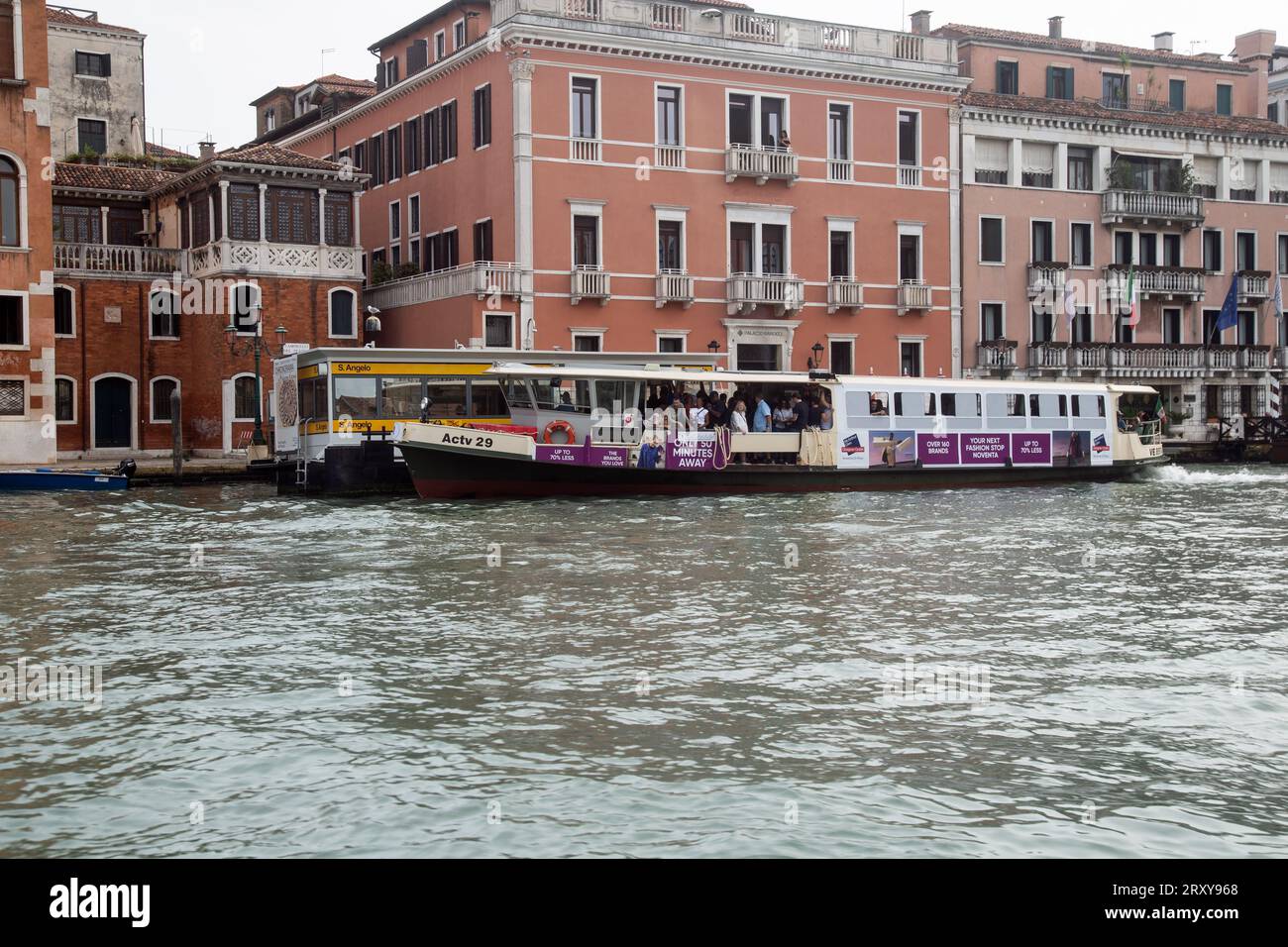 Sant Angelo, Venedig, Venetien, Italien, 17. September 2023, ein Wasserbus an der Haltestelle Stockfoto
